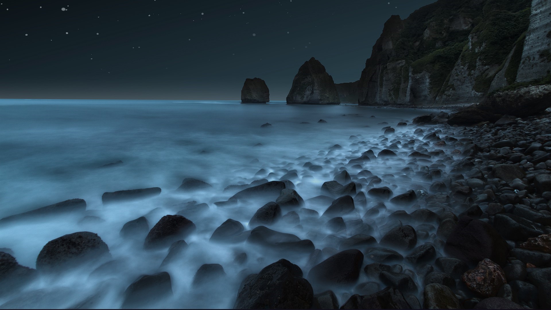 Long exposure of Itanki Beach, Japan at night HD Wallpaper