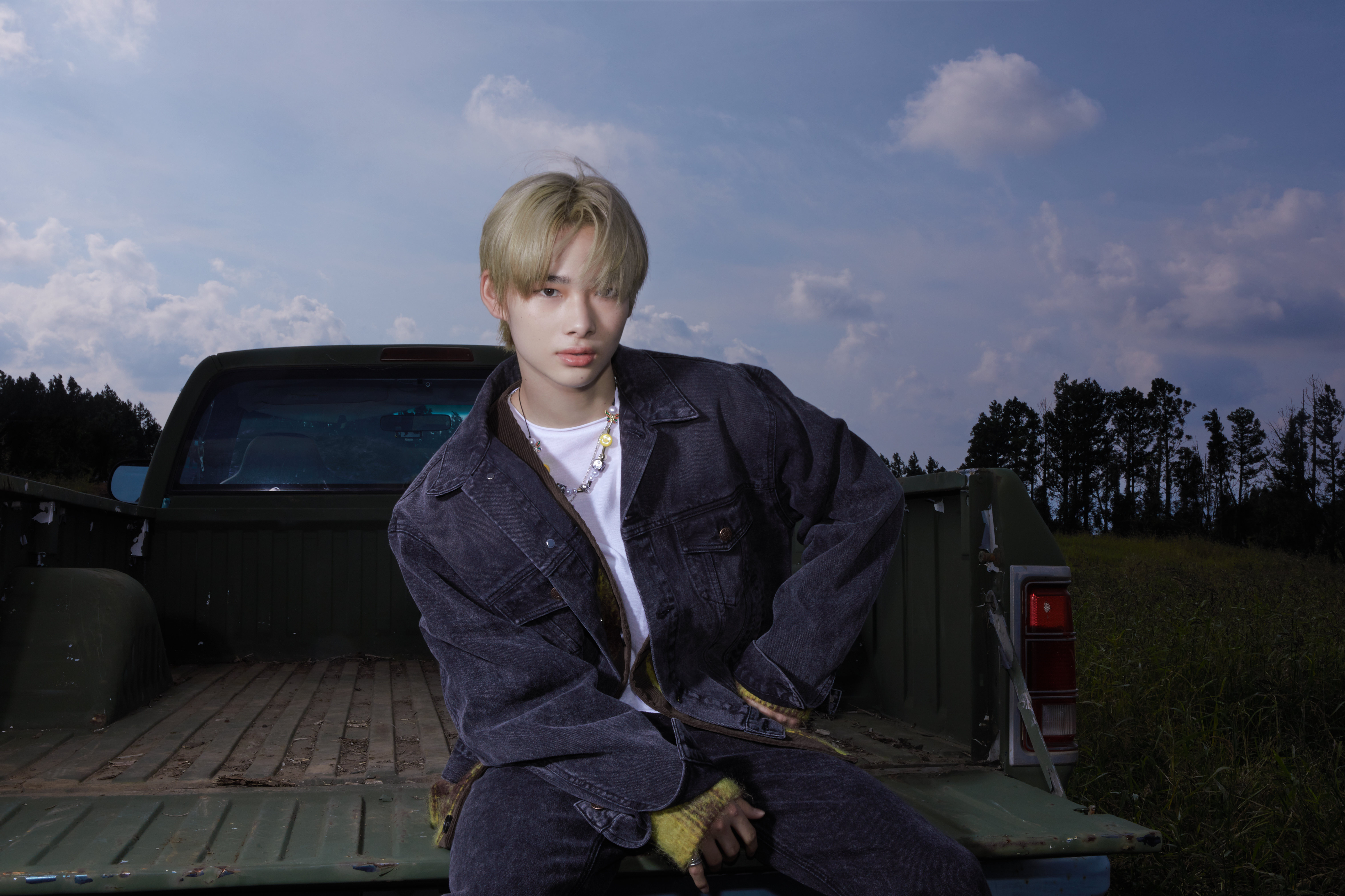 Ni-KI ENHYPEN sitting in the back of a truck HD Wallpaper