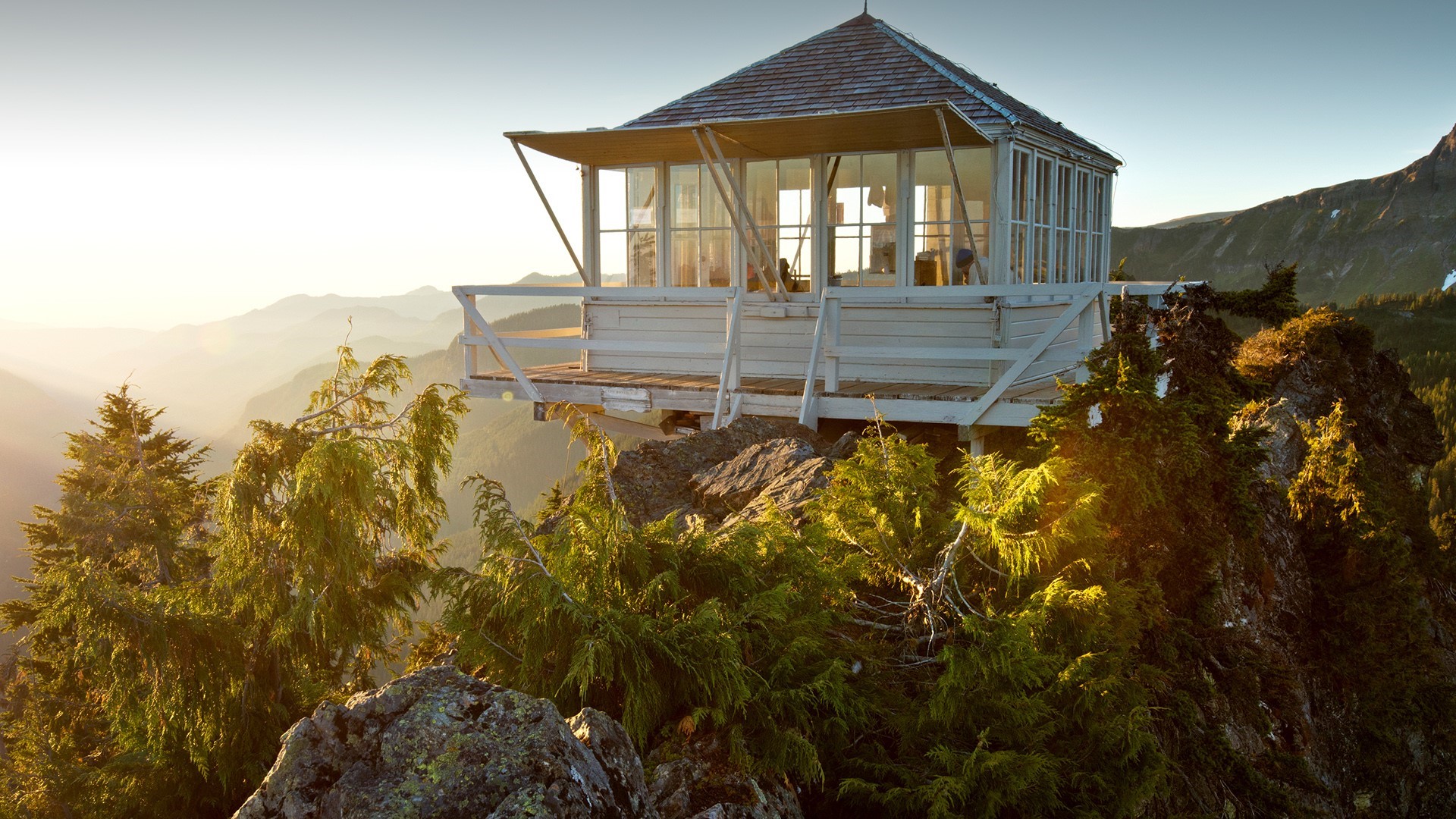 Fire lookout cabin on a rocky mountain peak in Washington HD Wallpaper