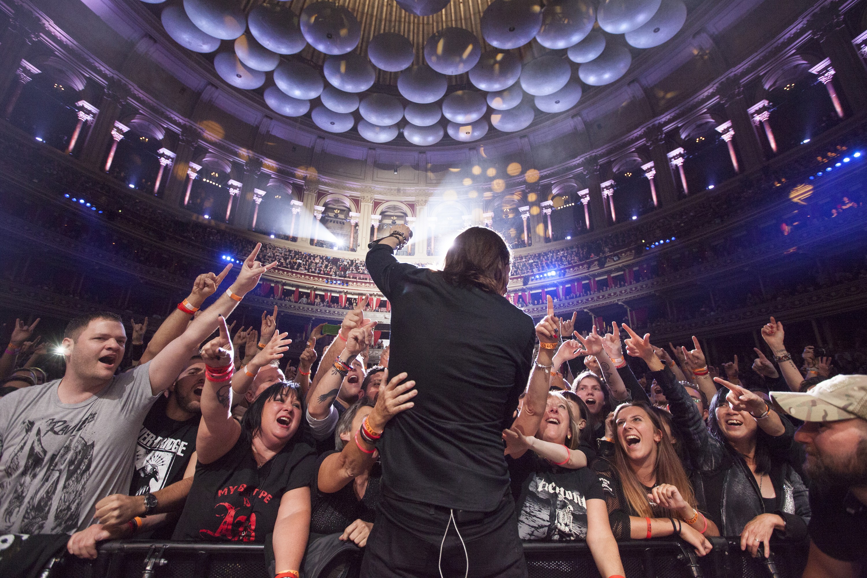 Myles Kennedy performs for a cheering crowd HD Wallpaper