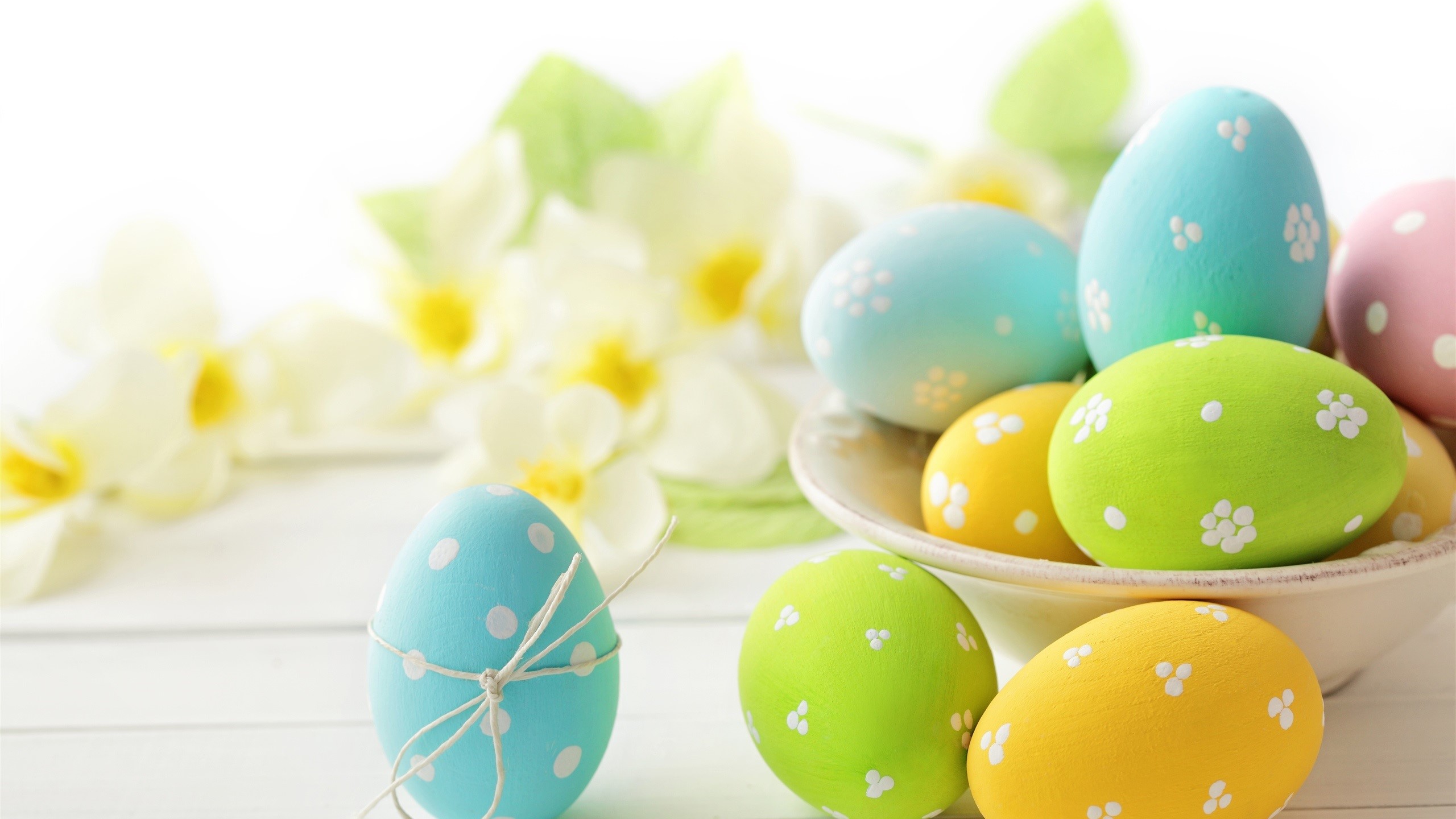Easter eggs with flowers on a white table HD Wallpaper