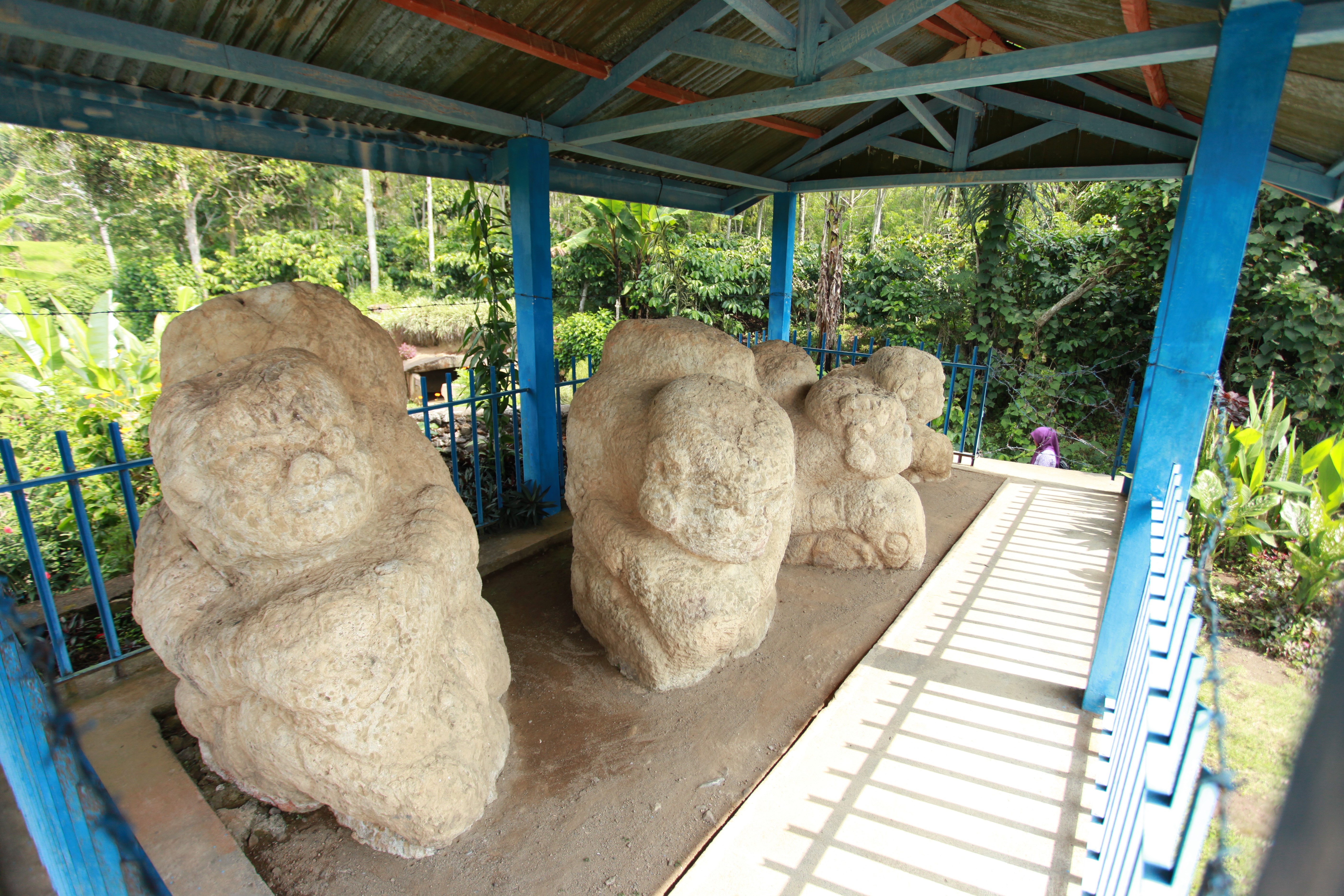Ancient stone statues under a shelter HD Wallpaper