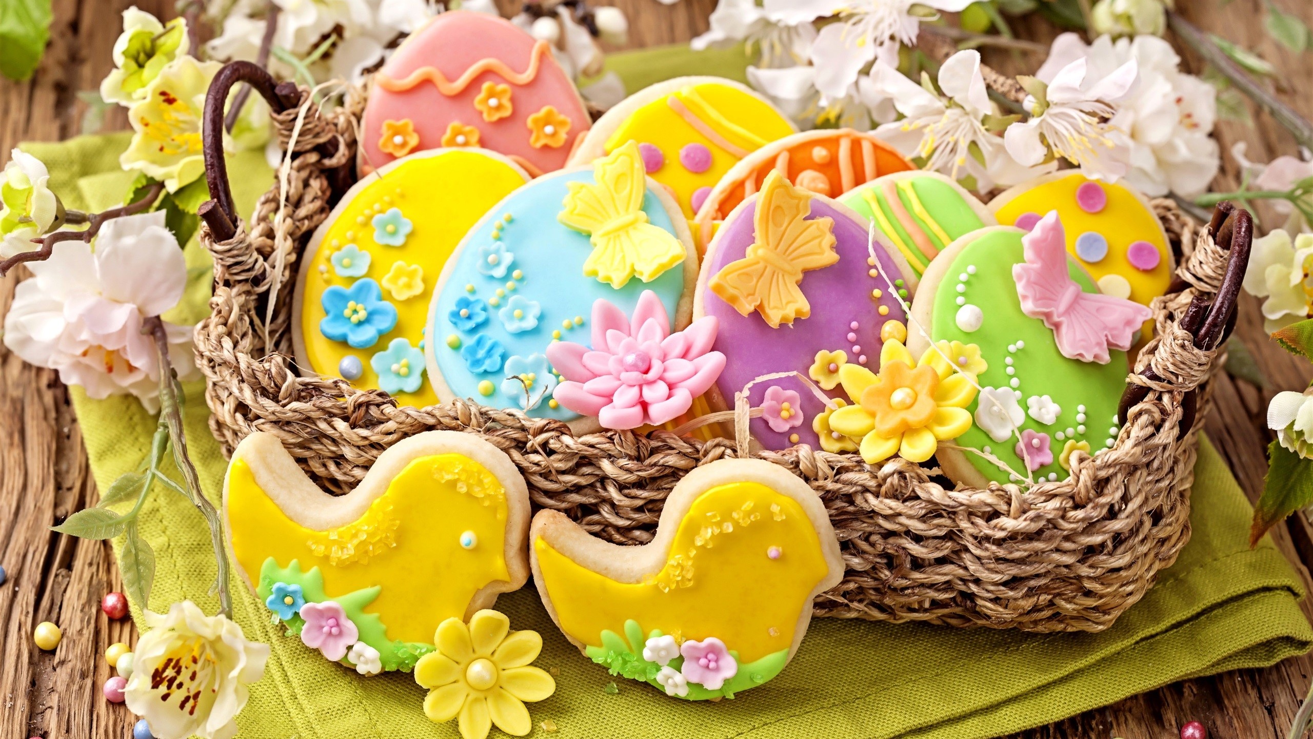 Easter cookies in a basket with flowers HD Wallpaper