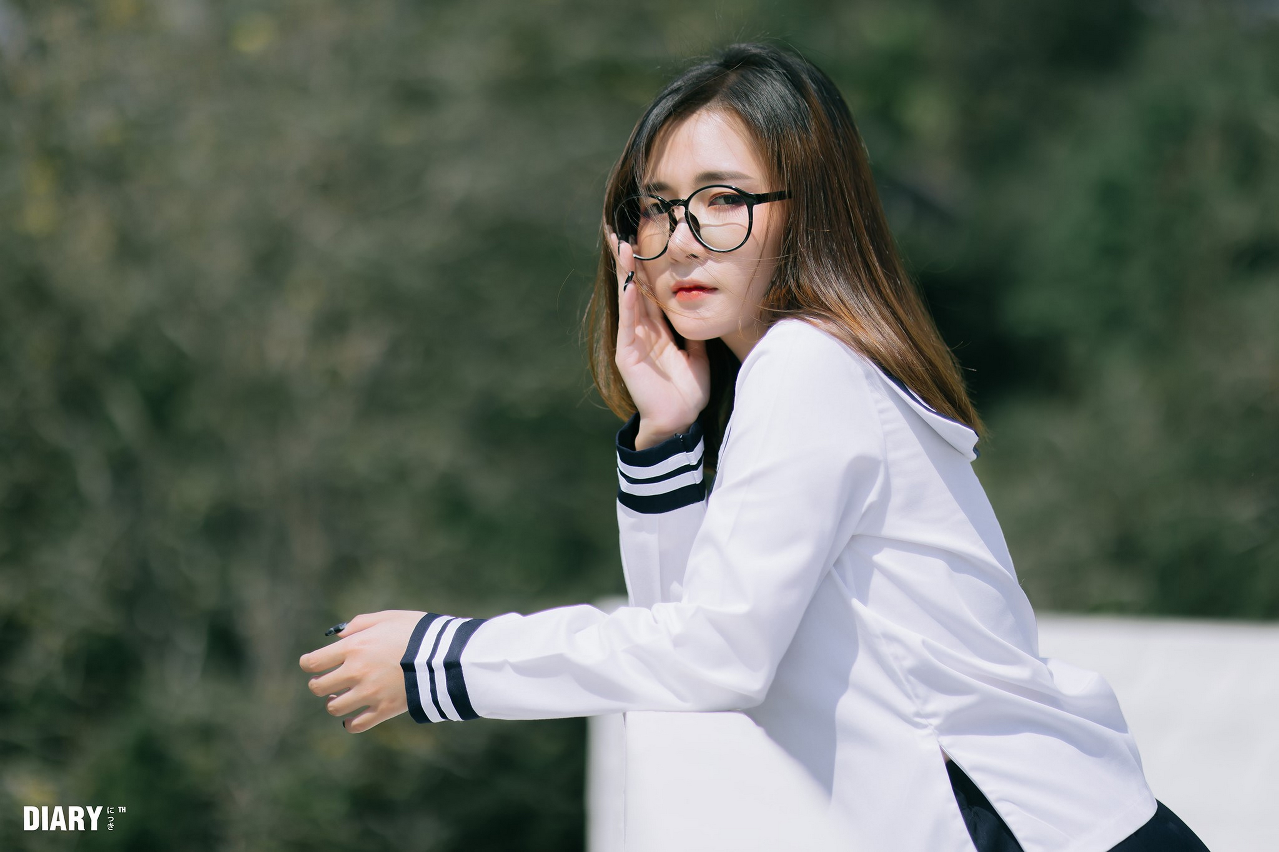 Asian model with glasses in white outfit 4K HD Wallpaper