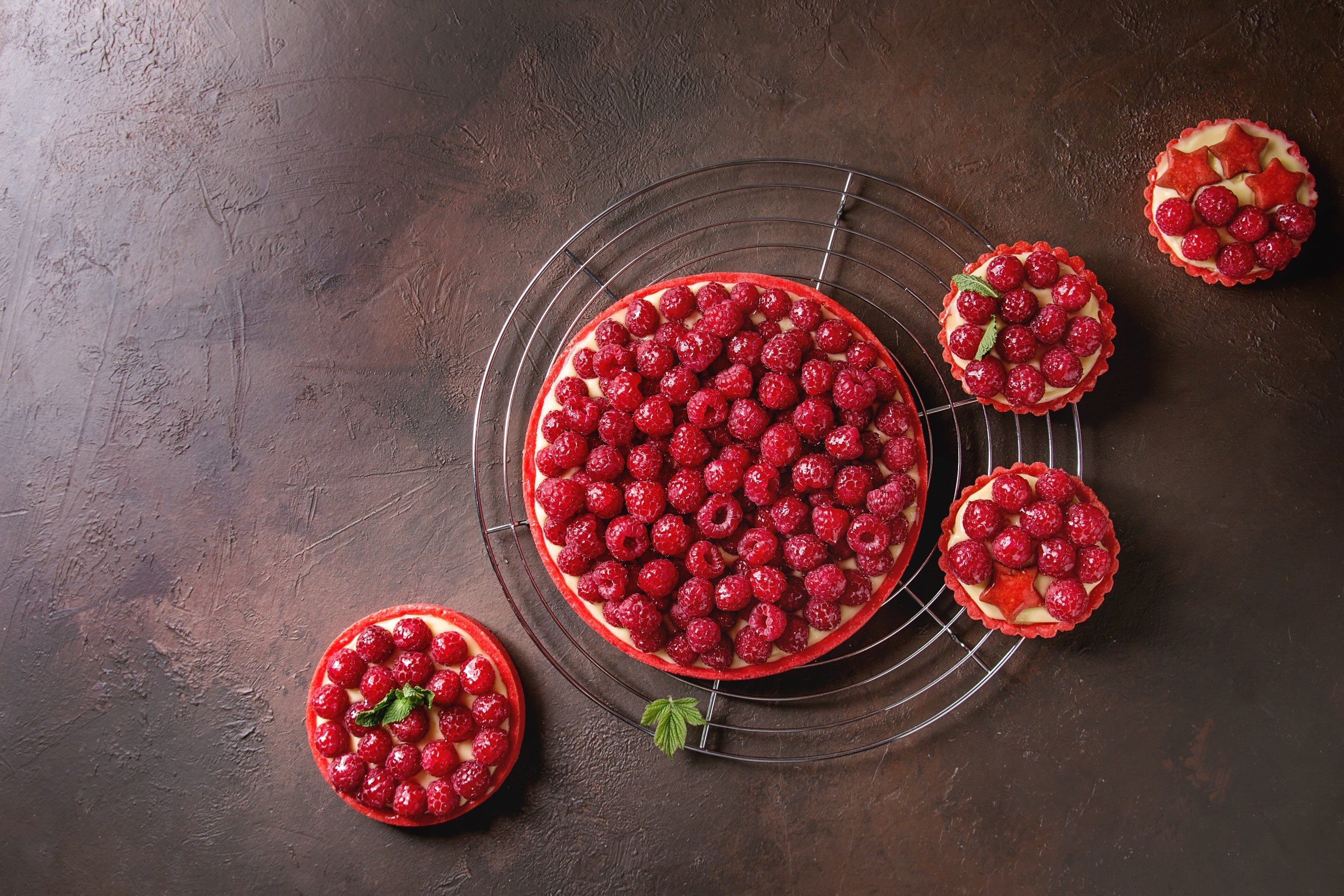 Raspberry tart and tarts on a cooling rack HD Wallpaper