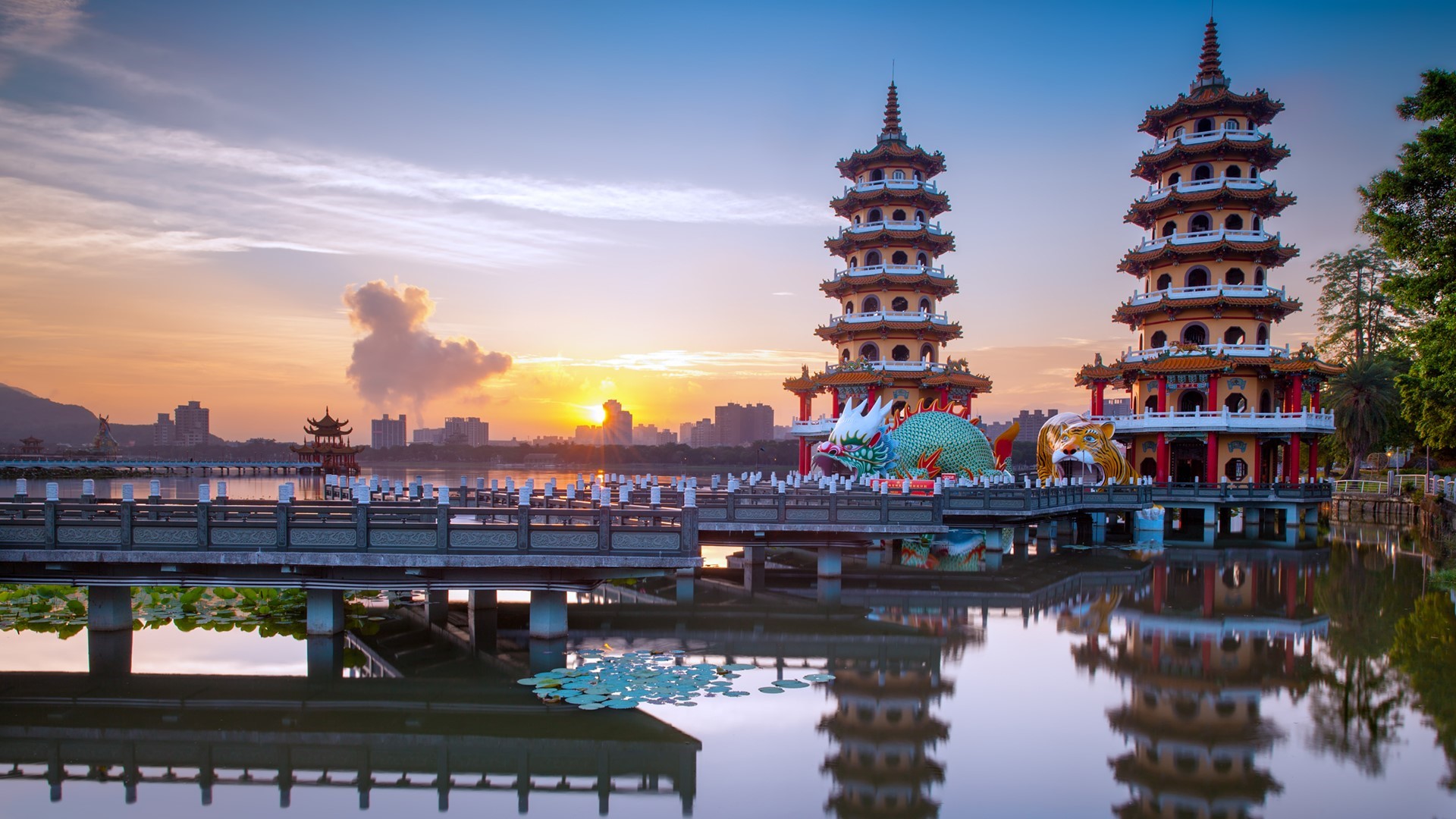 Dragon and Tiger Pagodas at Lotus Pond, Kaohsiung, Taiwan HD Wallpaper