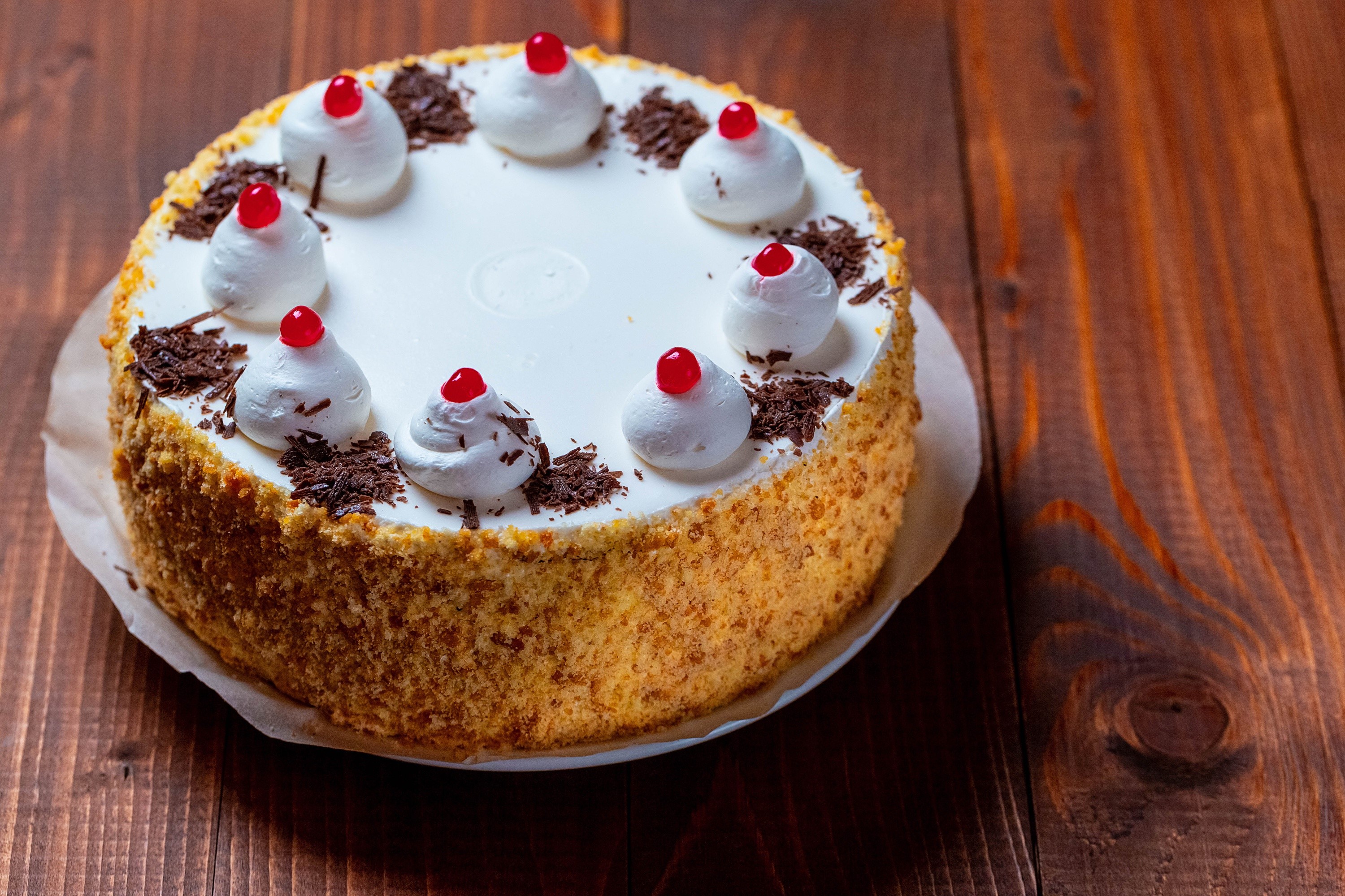 Round cake with white frosting and chocolate shavings HD Wallpaper