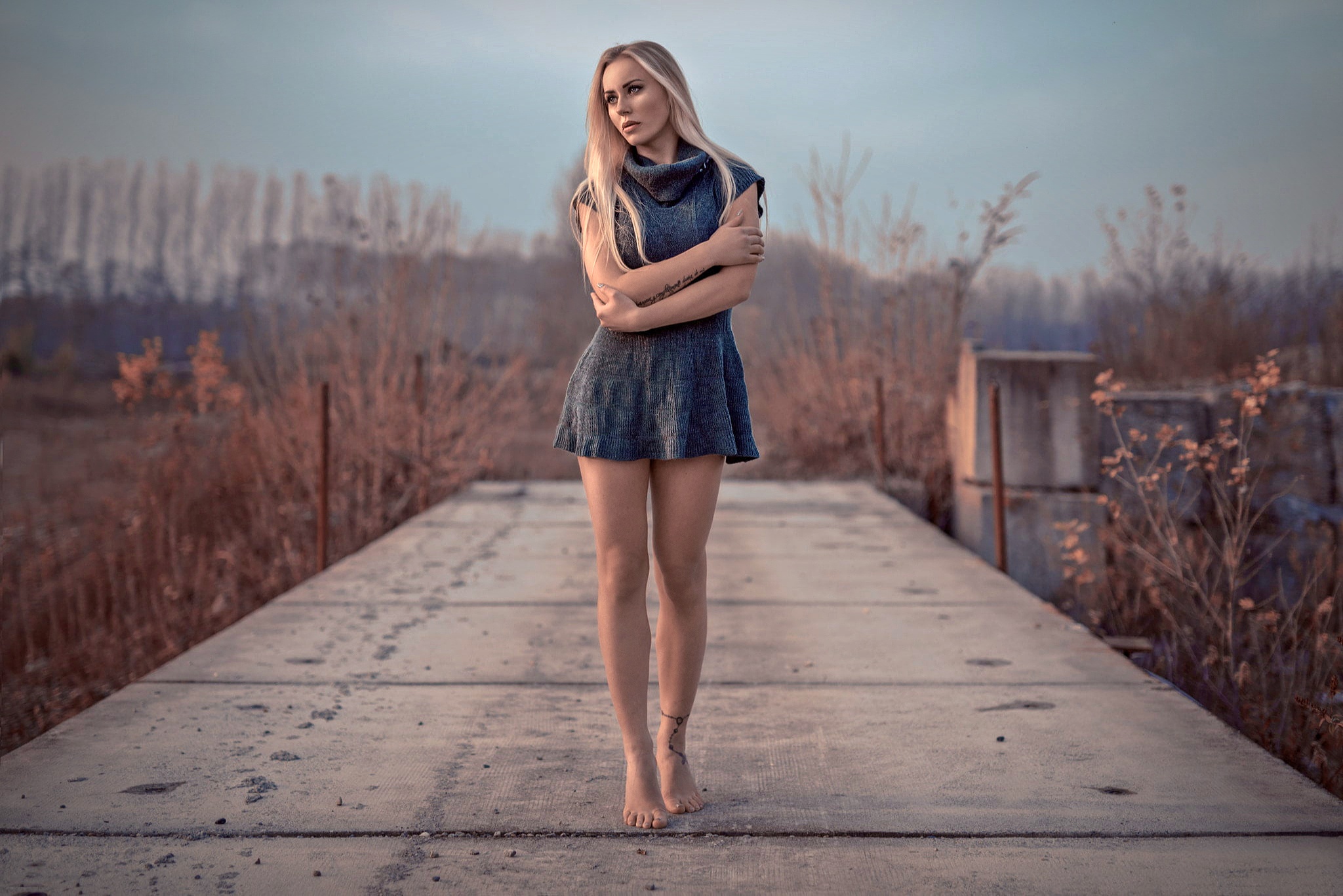 Blonde Model Outdoors in Autumn Setting HD Wallpaper