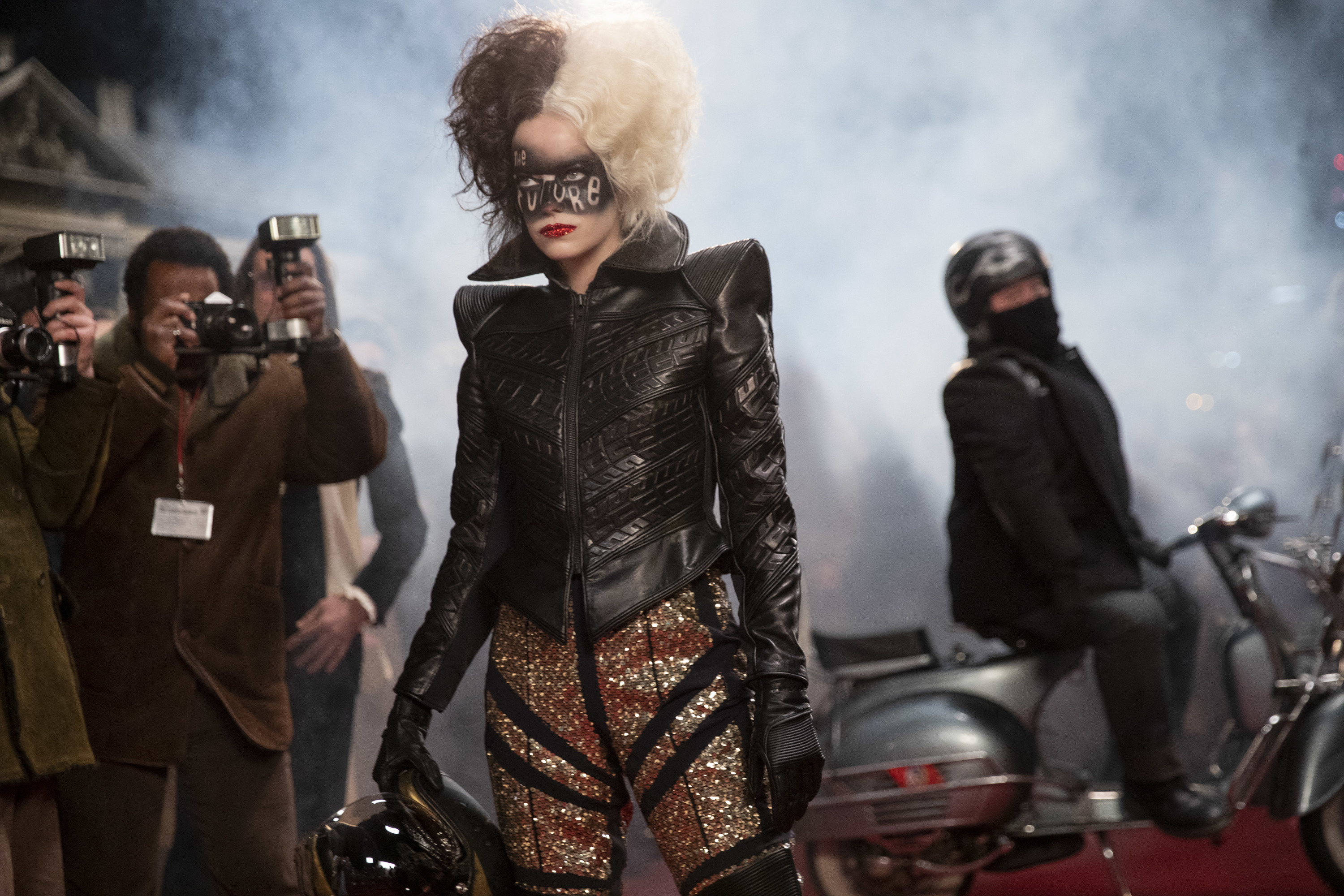 Emma Stone as Cruella de Vil HD Wallpaper