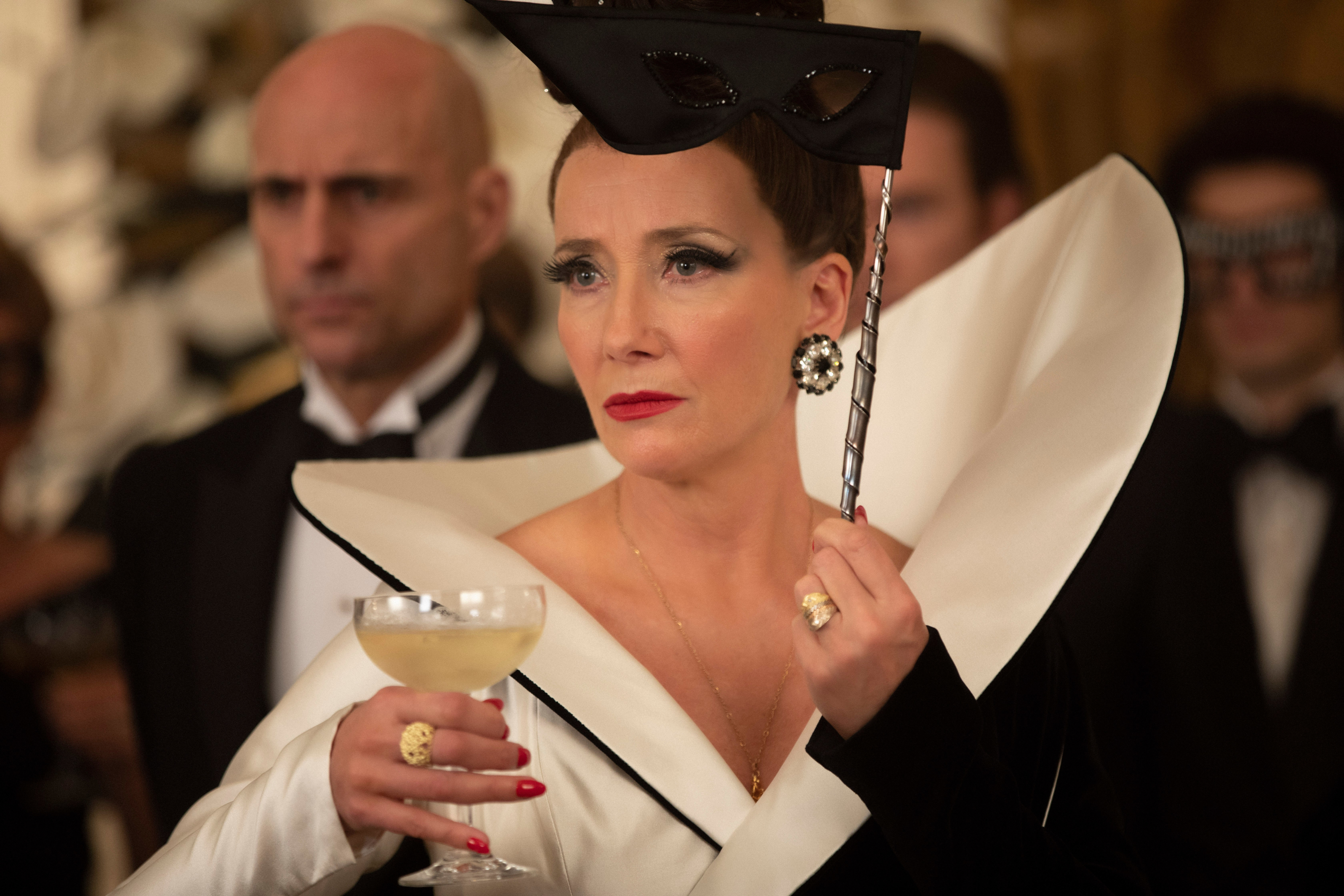 Cruella 4K: Emma Thompson as Baroness von Hellman HD Wallpaper