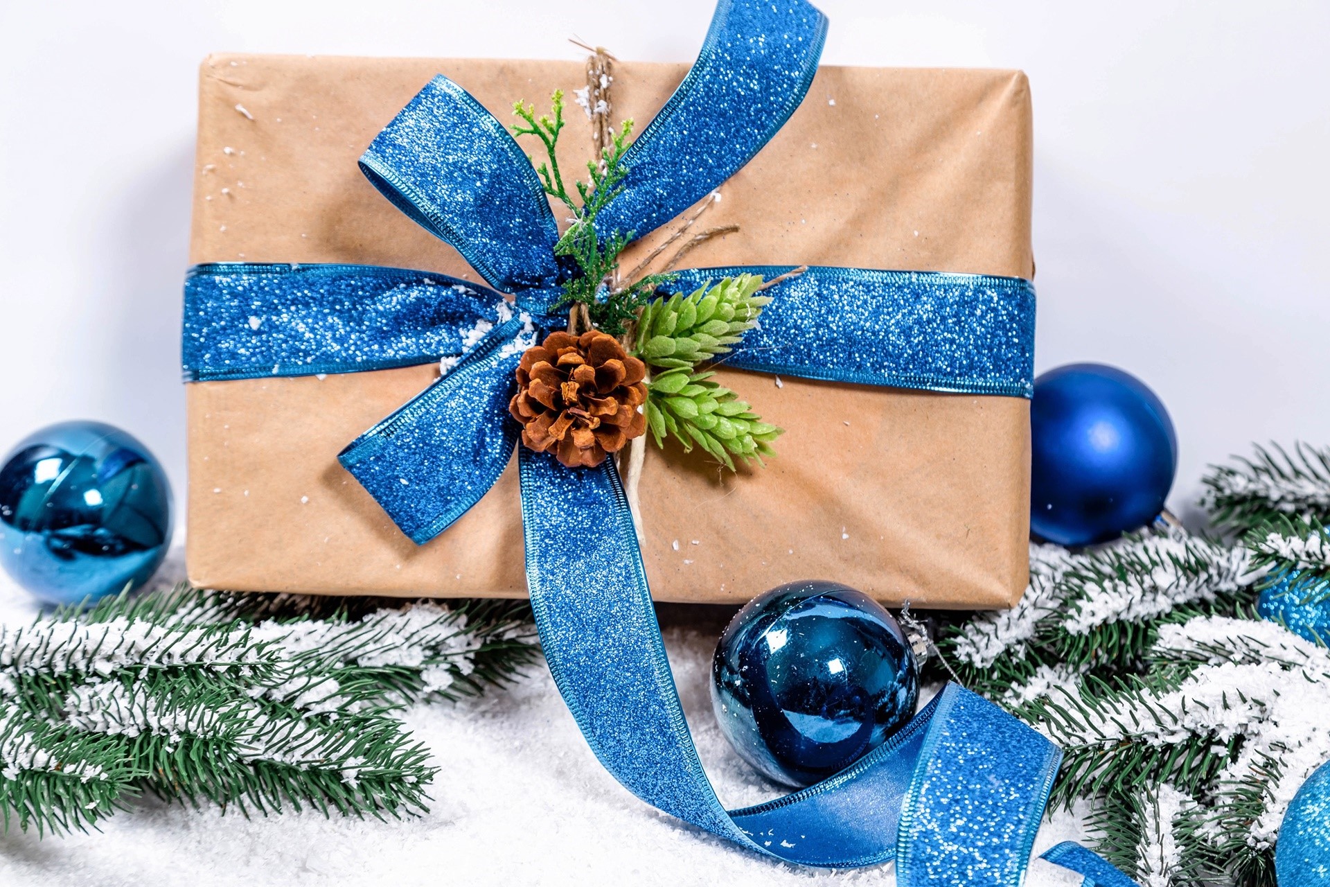Christmas gift with blue ribbon and ornaments HD Wallpaper
