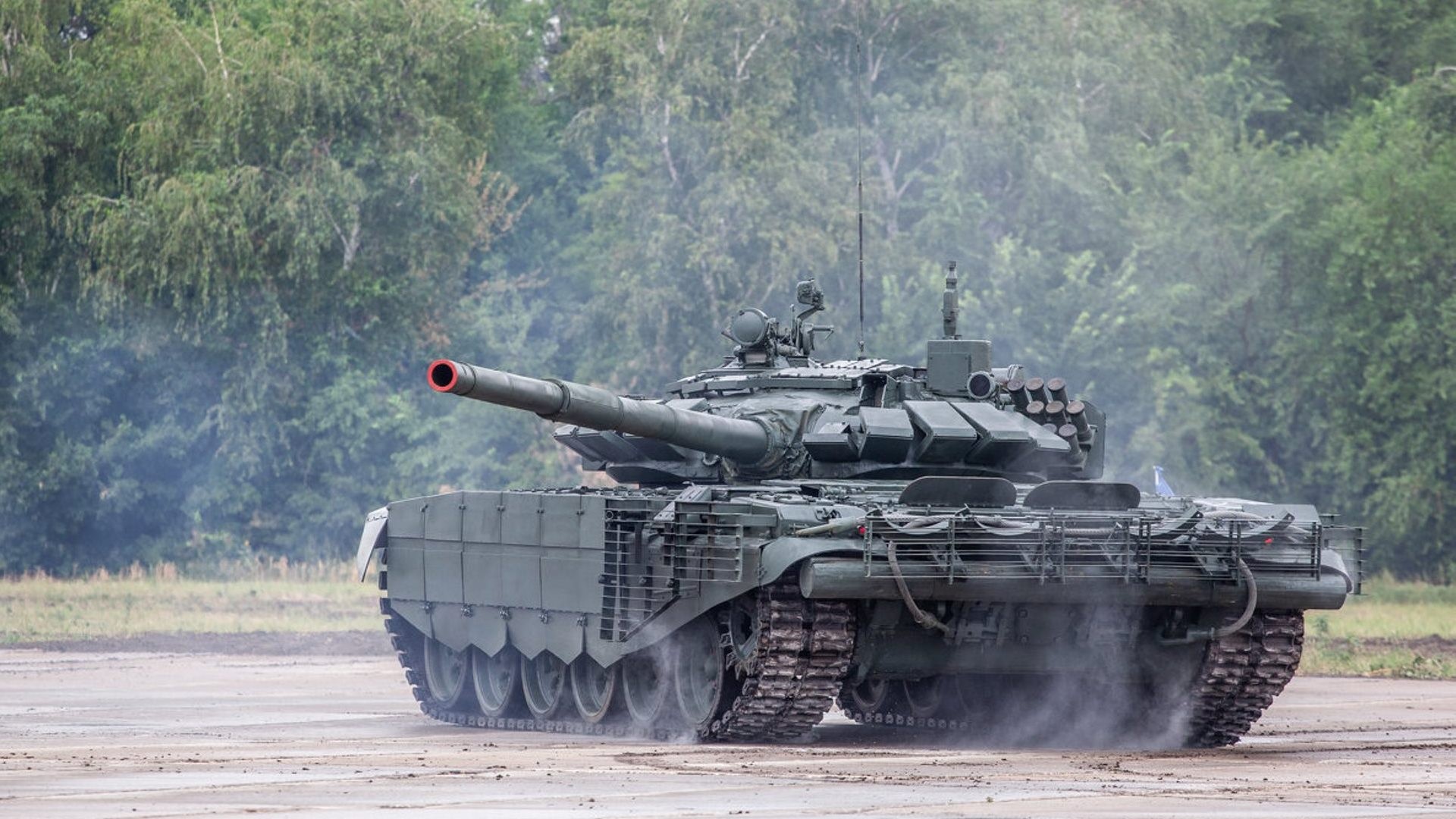 Russian T-90 tank in a field HD Wallpaper