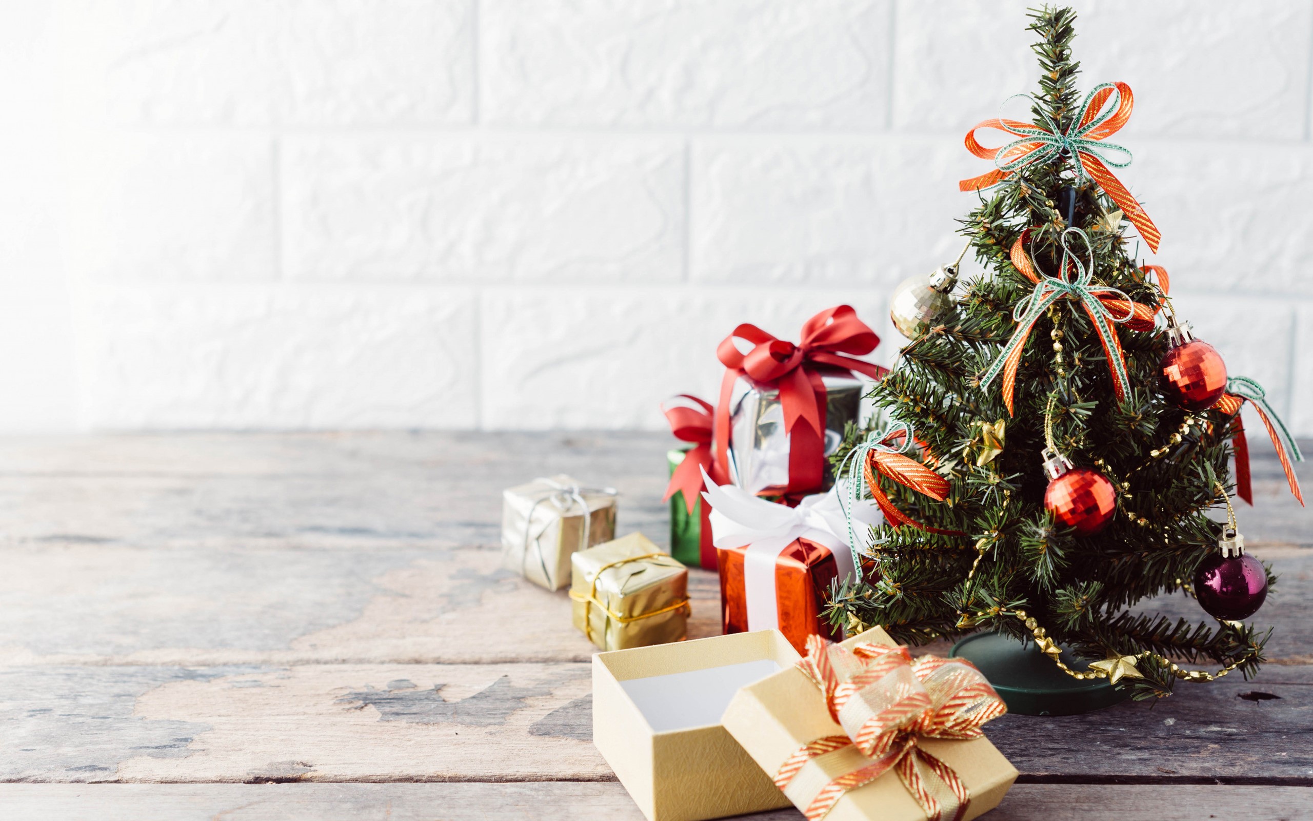 Christmas tree with presents on wooden table HD Wallpaper