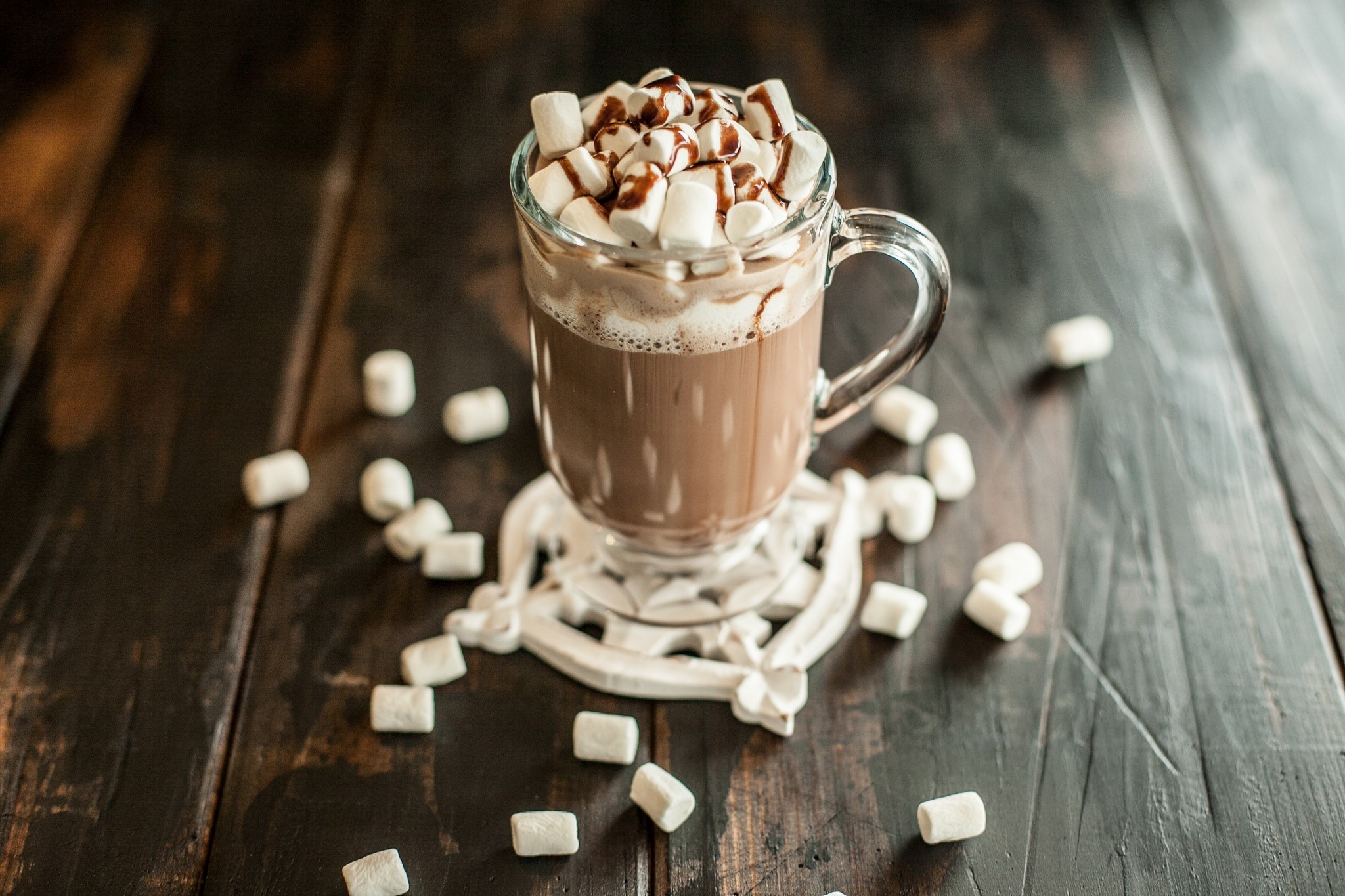 Hot chocolate with marshmallows and chocolate syrup HD Wallpaper