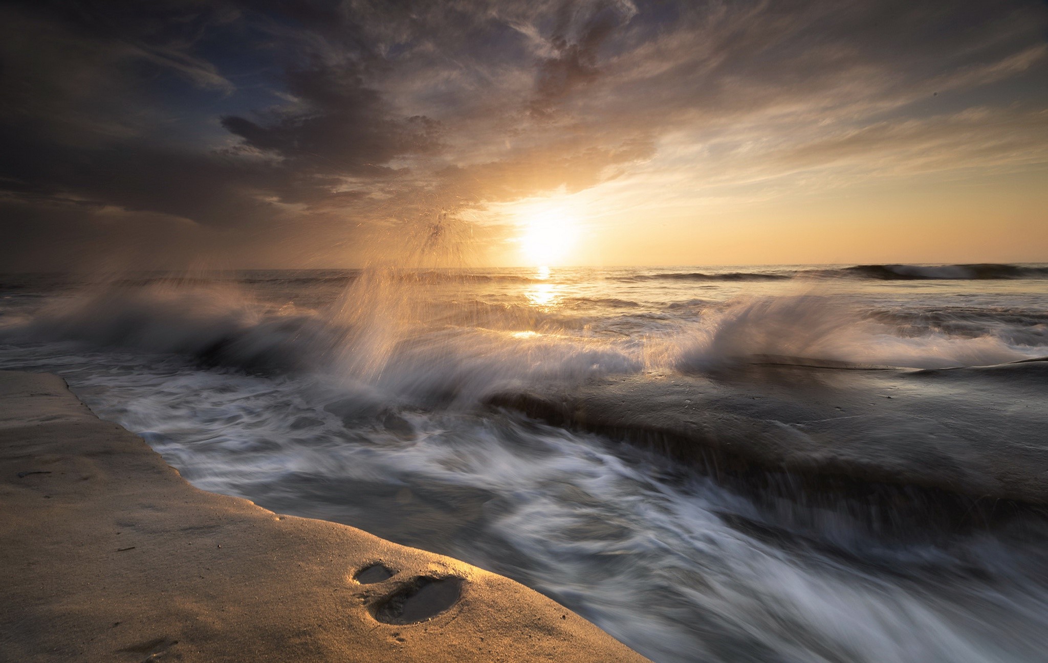 Waves crashing on shore at sunset HD Wallpaper