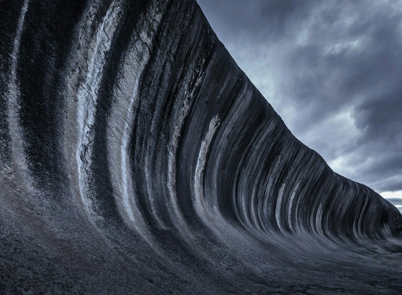 Wave Rock formation under cloudy sky HD Wallpaper