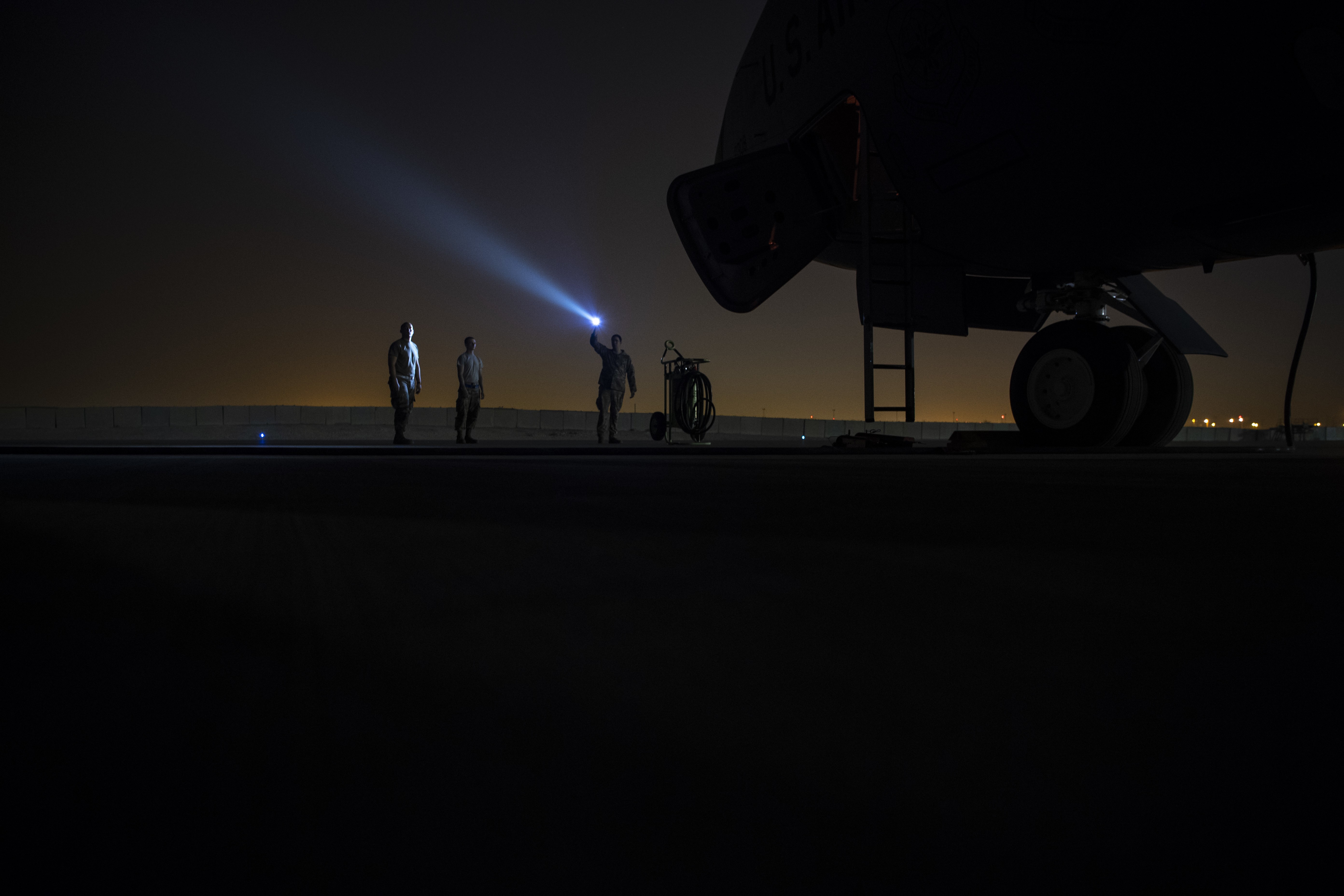 US Air Force personnel with KC-135 Stratotanker at Al Udeid Air Base HD Wallpaper