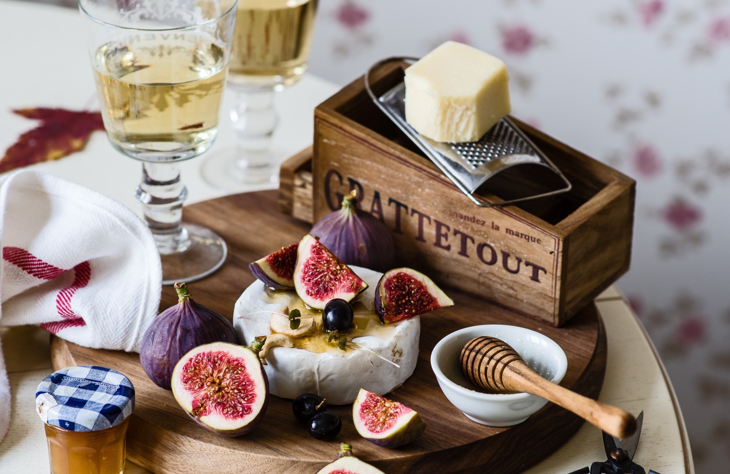 Cheese and figs with wine on a cutting board HD Wallpaper