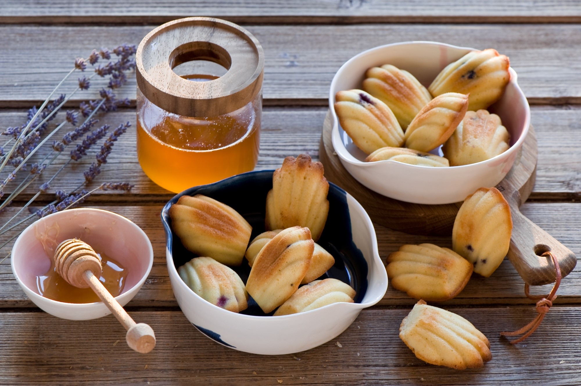 Madeleines with honey and lavender HD Wallpaper