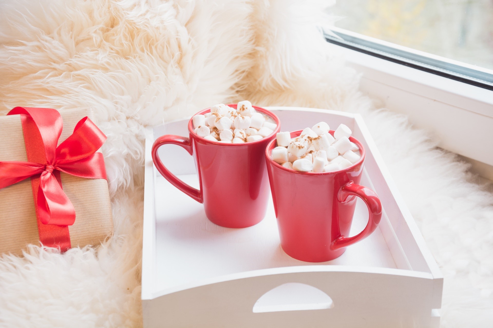 Two mugs of hot chocolate with marshmallows and a gift HD Wallpaper