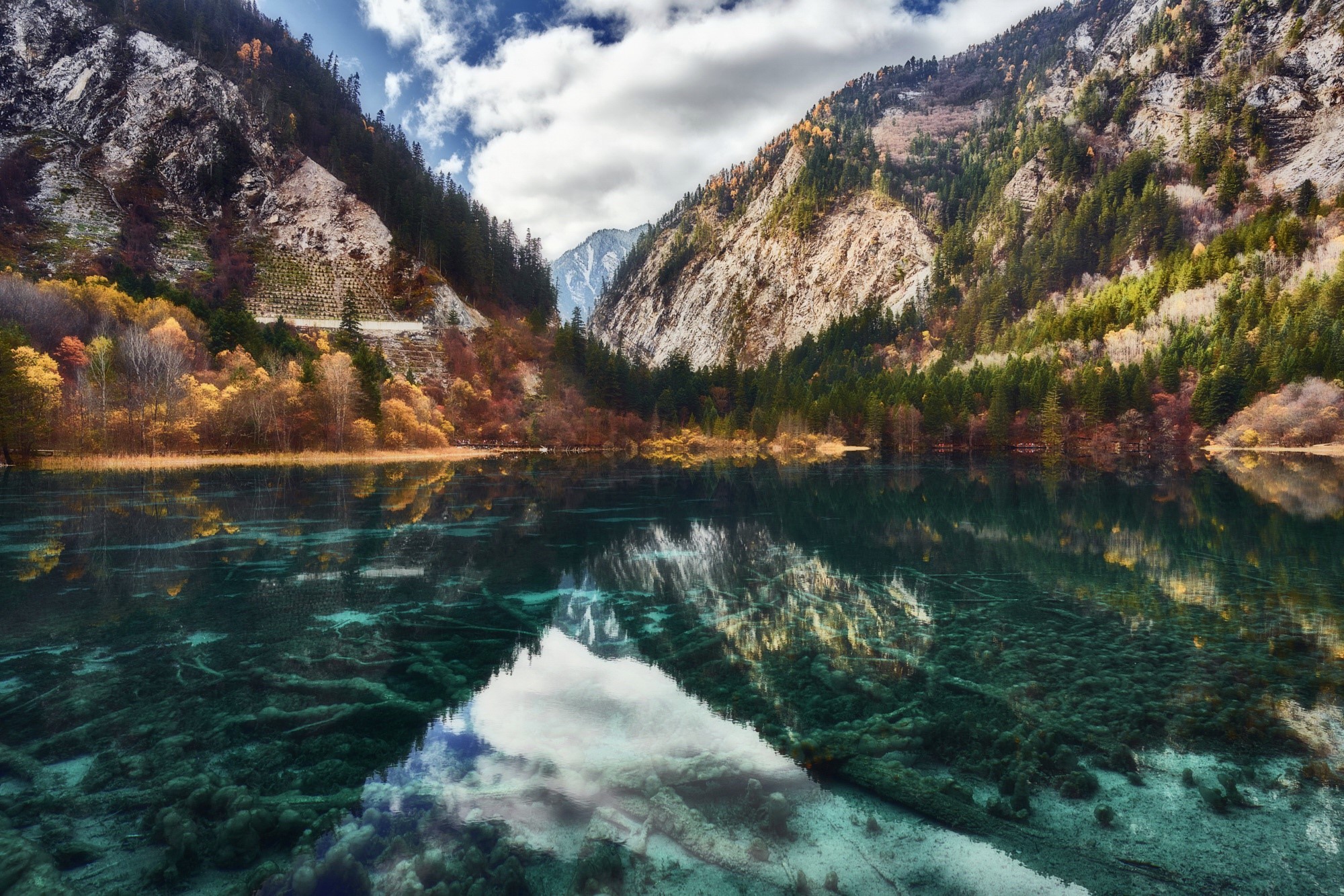 Autumn lake reflection in mountains of China HD Wallpaper