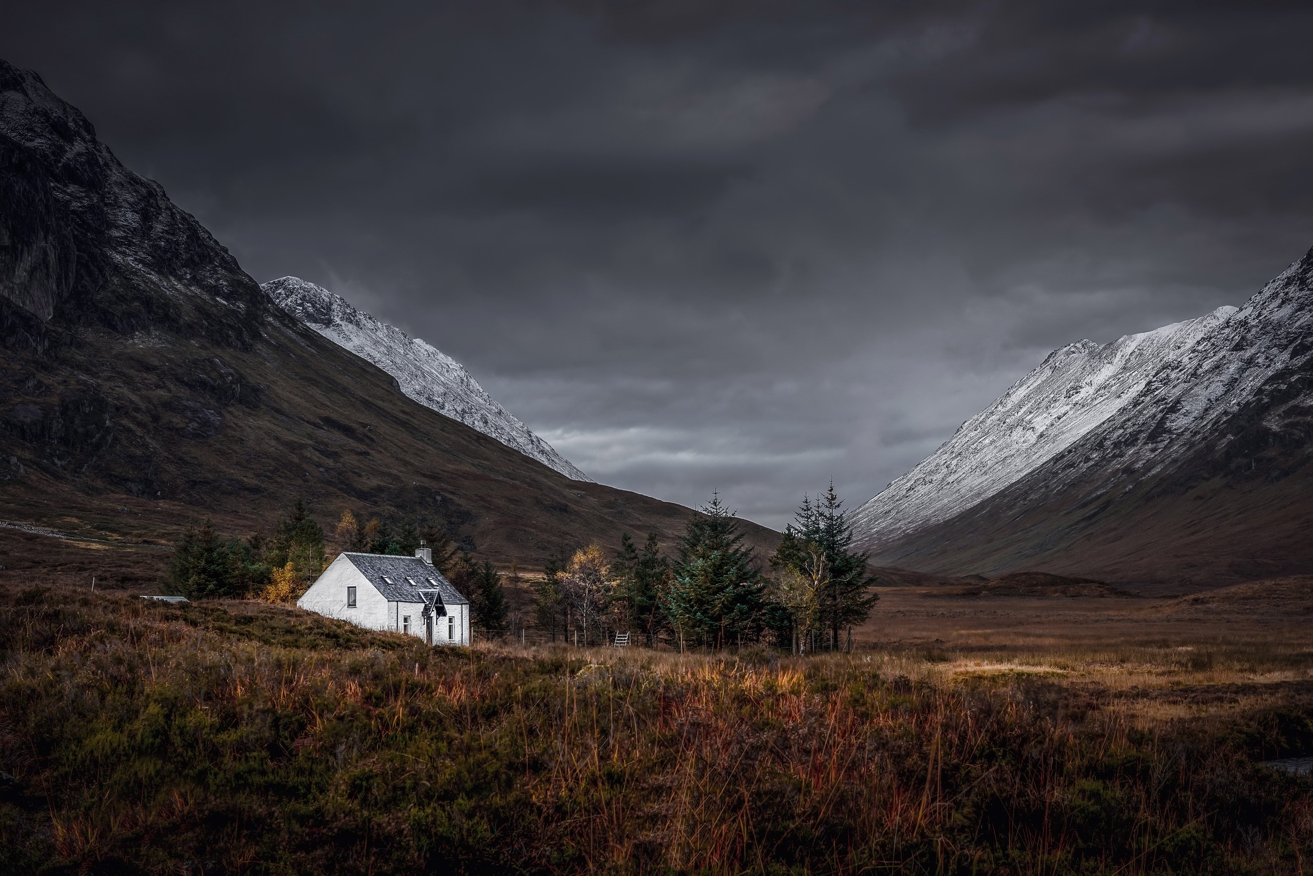 White house in a valley with snow-capped mountains HD Wallpaper