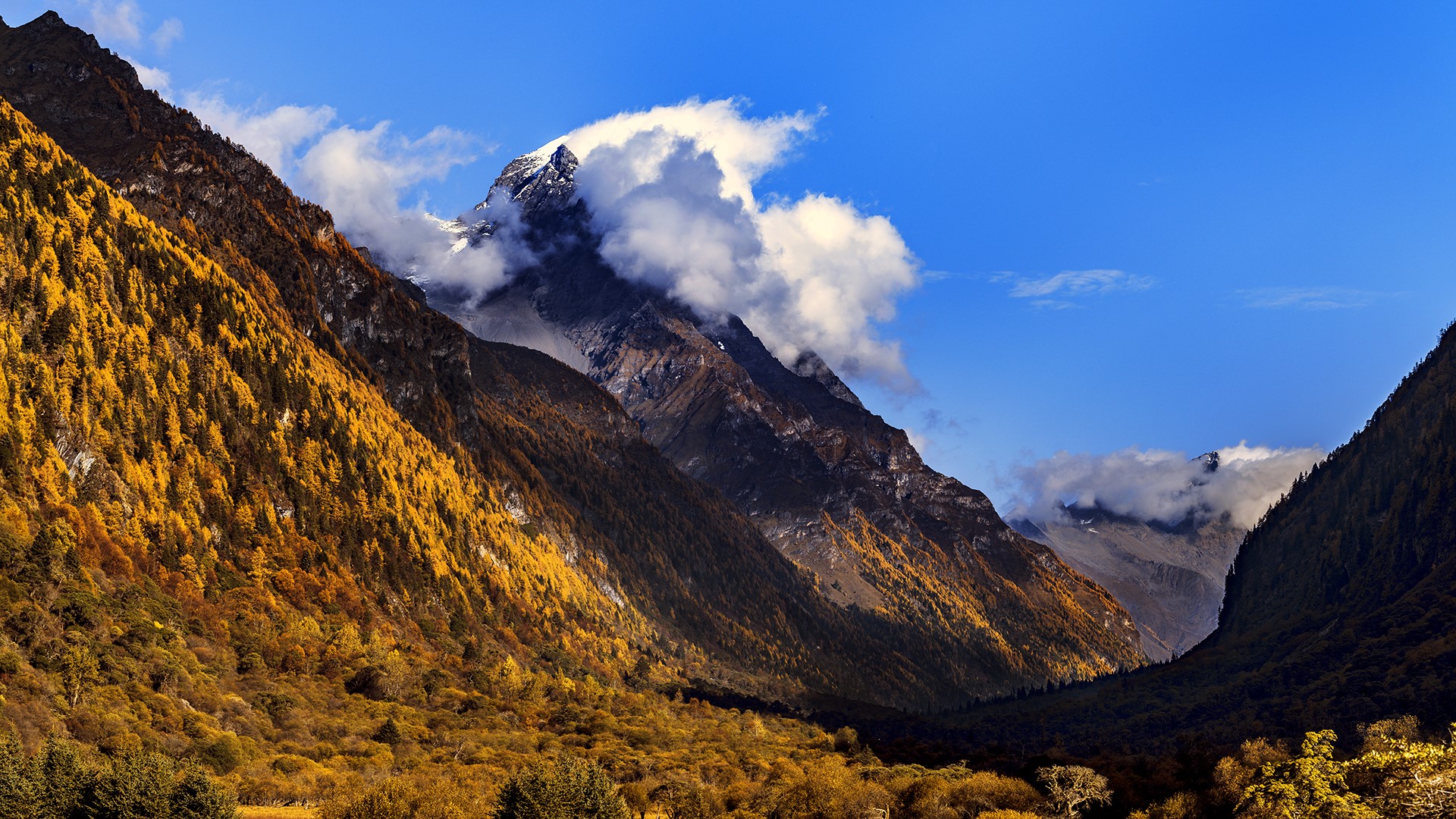 Autumn mountains in Sichuan with clouds HD Wallpaper