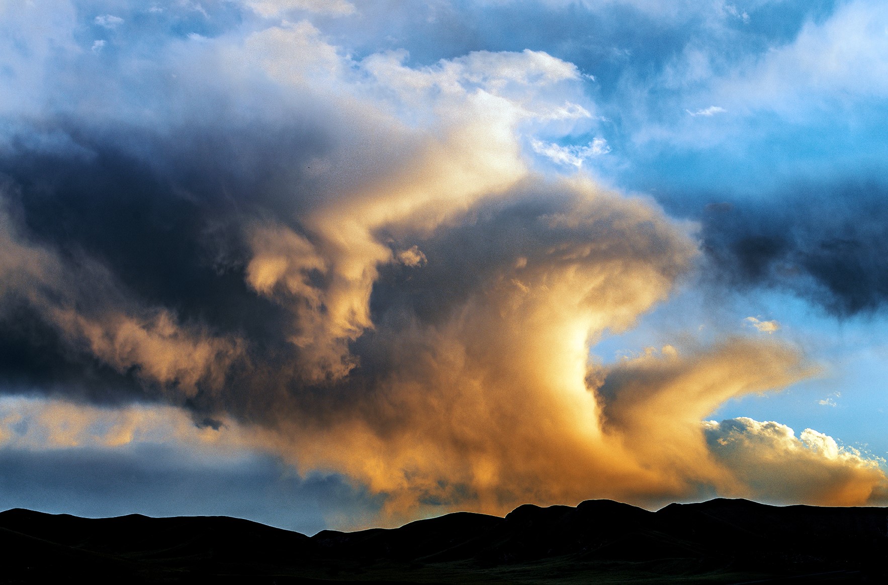 Dramatic storm clouds over Sichuan landscape HD Wallpaper