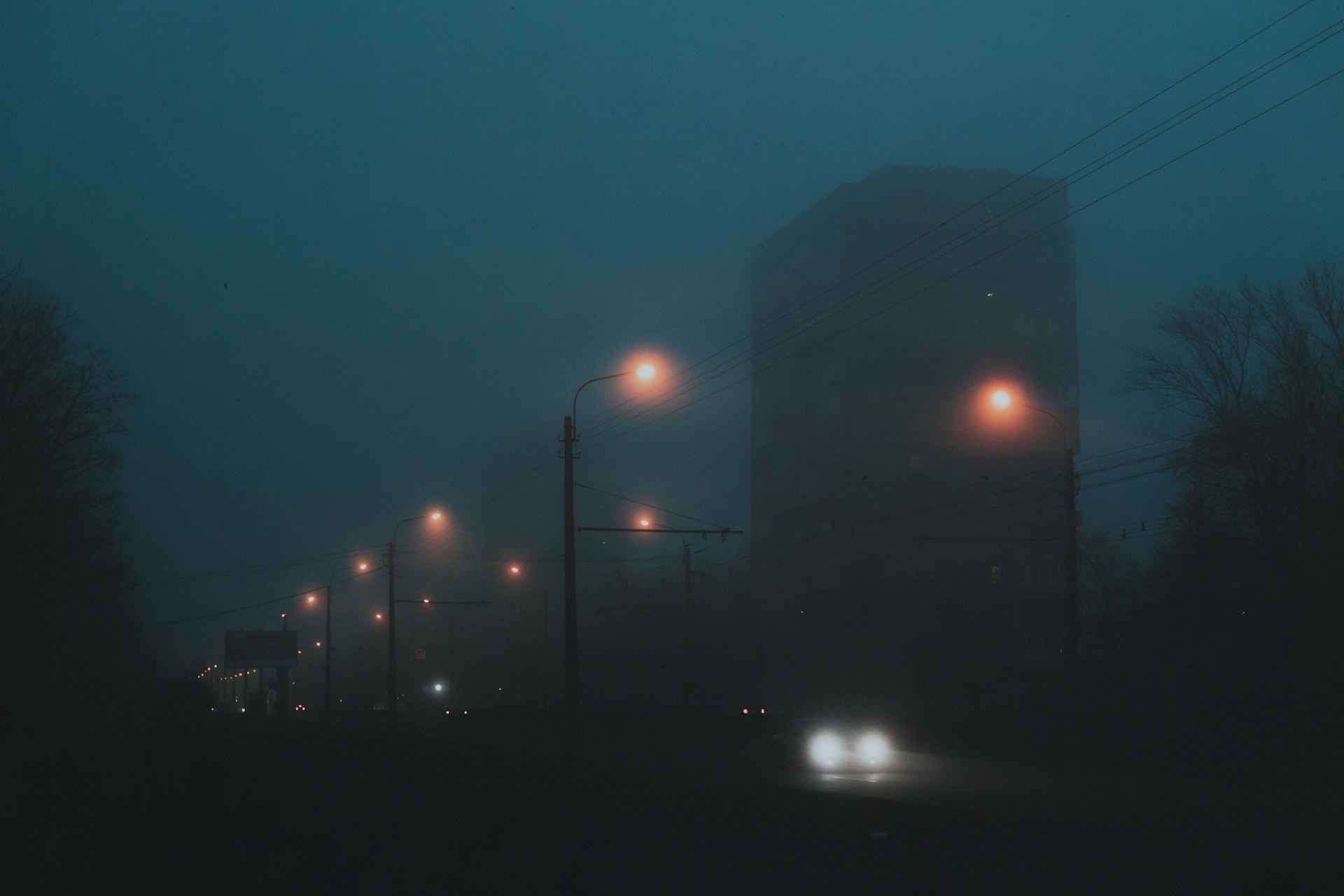 Street lights and a building in the mist at night HD Wallpaper