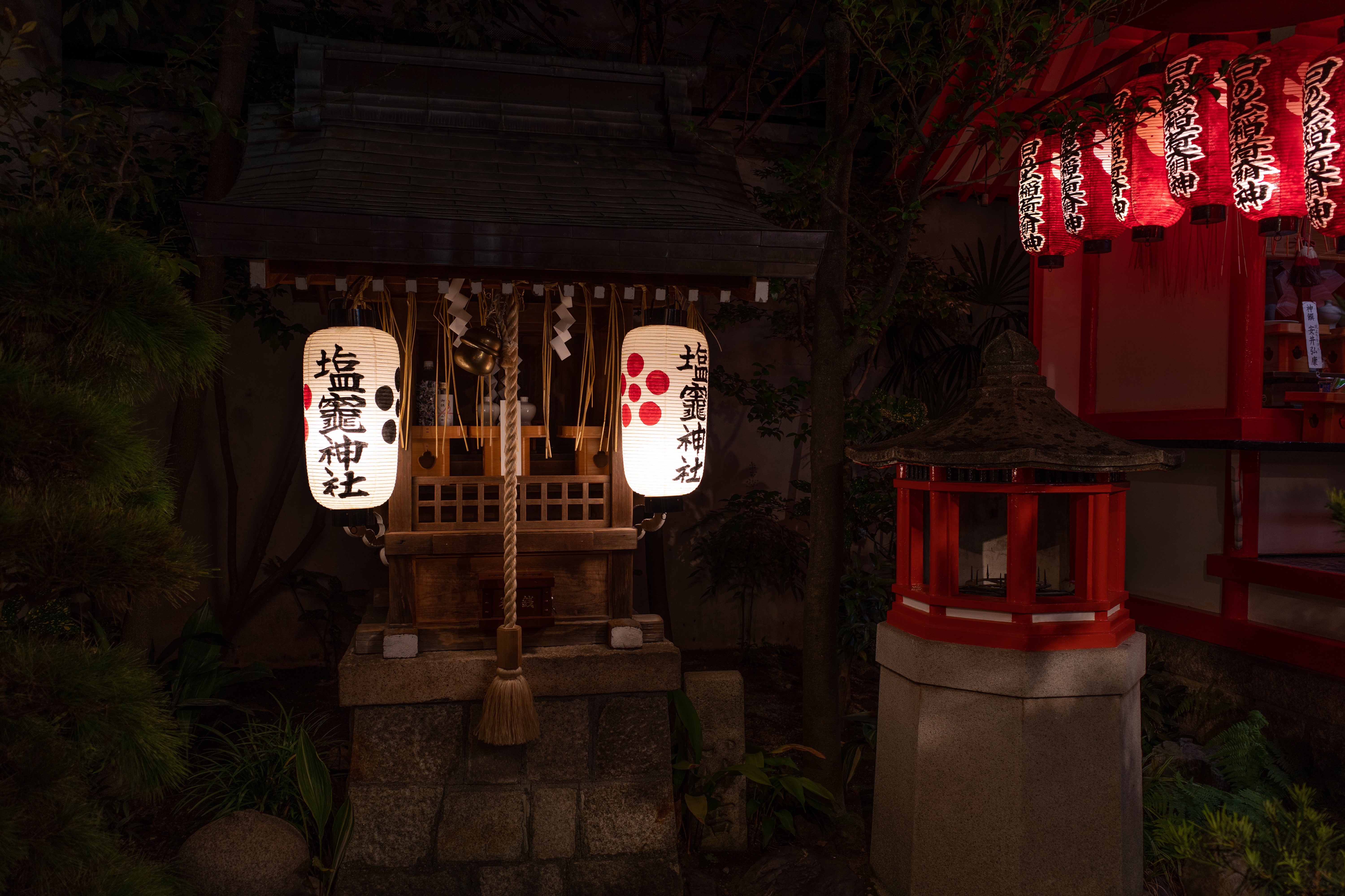Japanese Shinto Shrine with Lanterns at Night HD Wallpaper