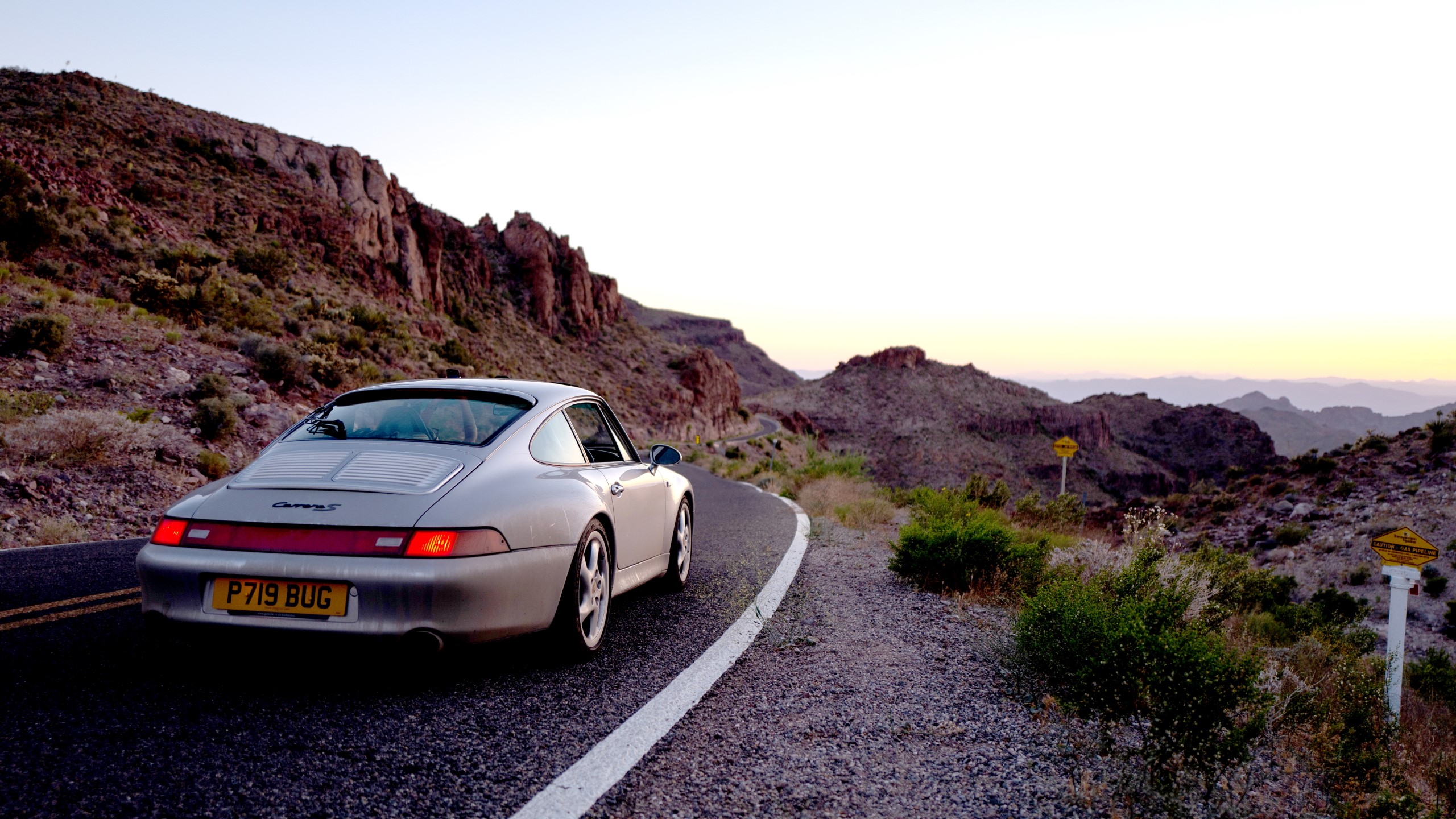 Silver Porsche 993 Carrera S on a desert road HD Wallpaper