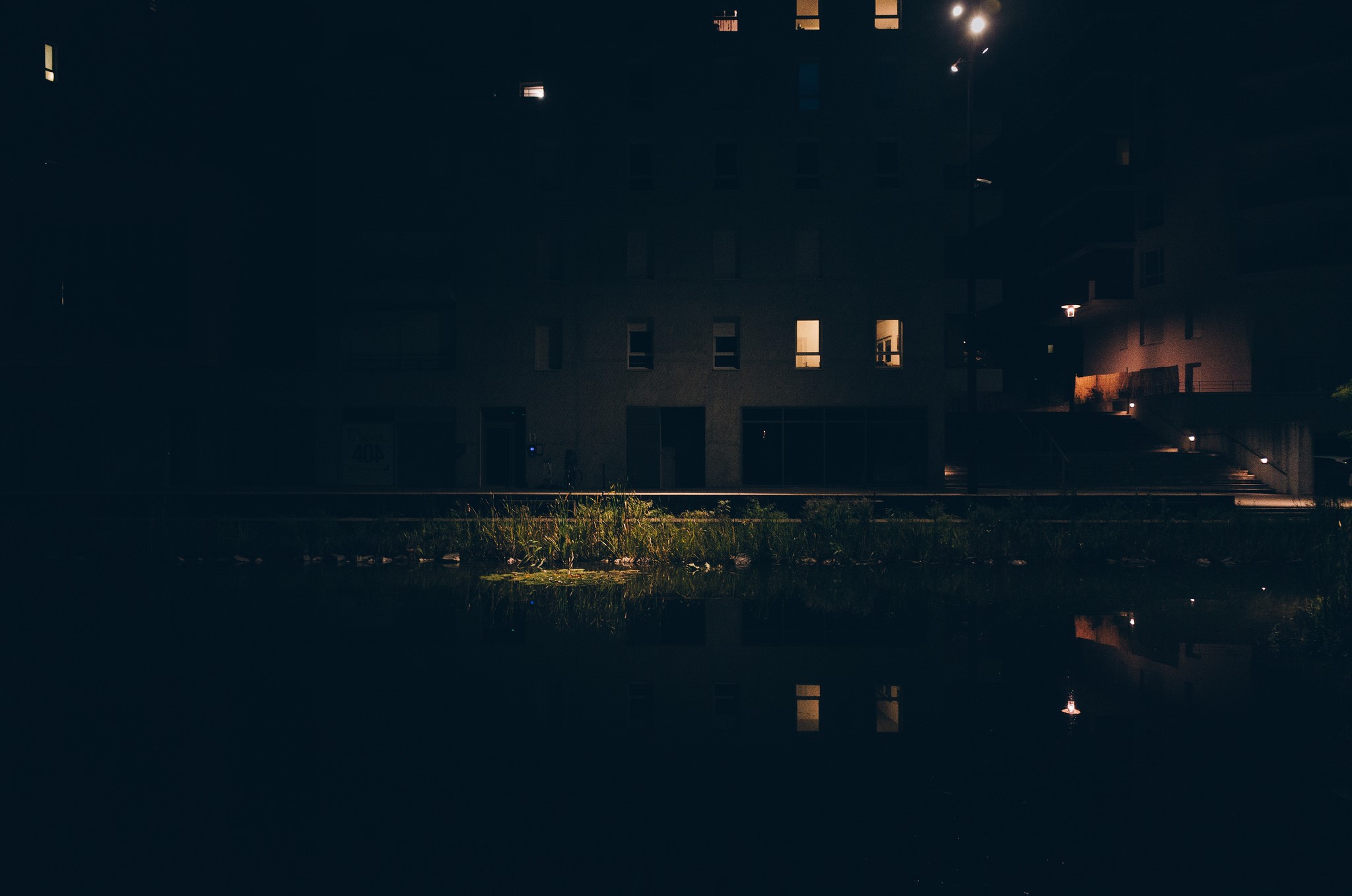 Building at night with water reflection HD Wallpaper
