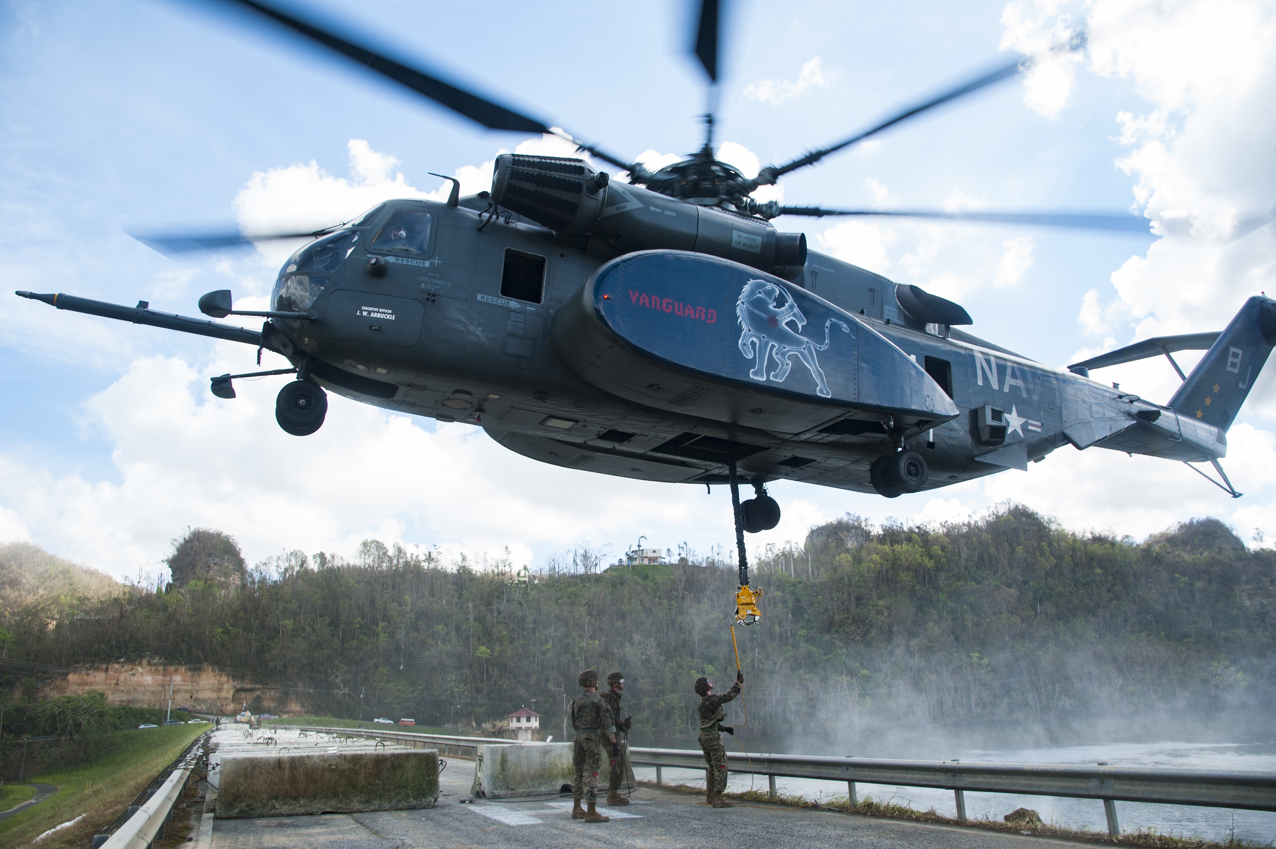 MH-53E Sea Dragon helicopter with Navy markings HD Wallpaper
