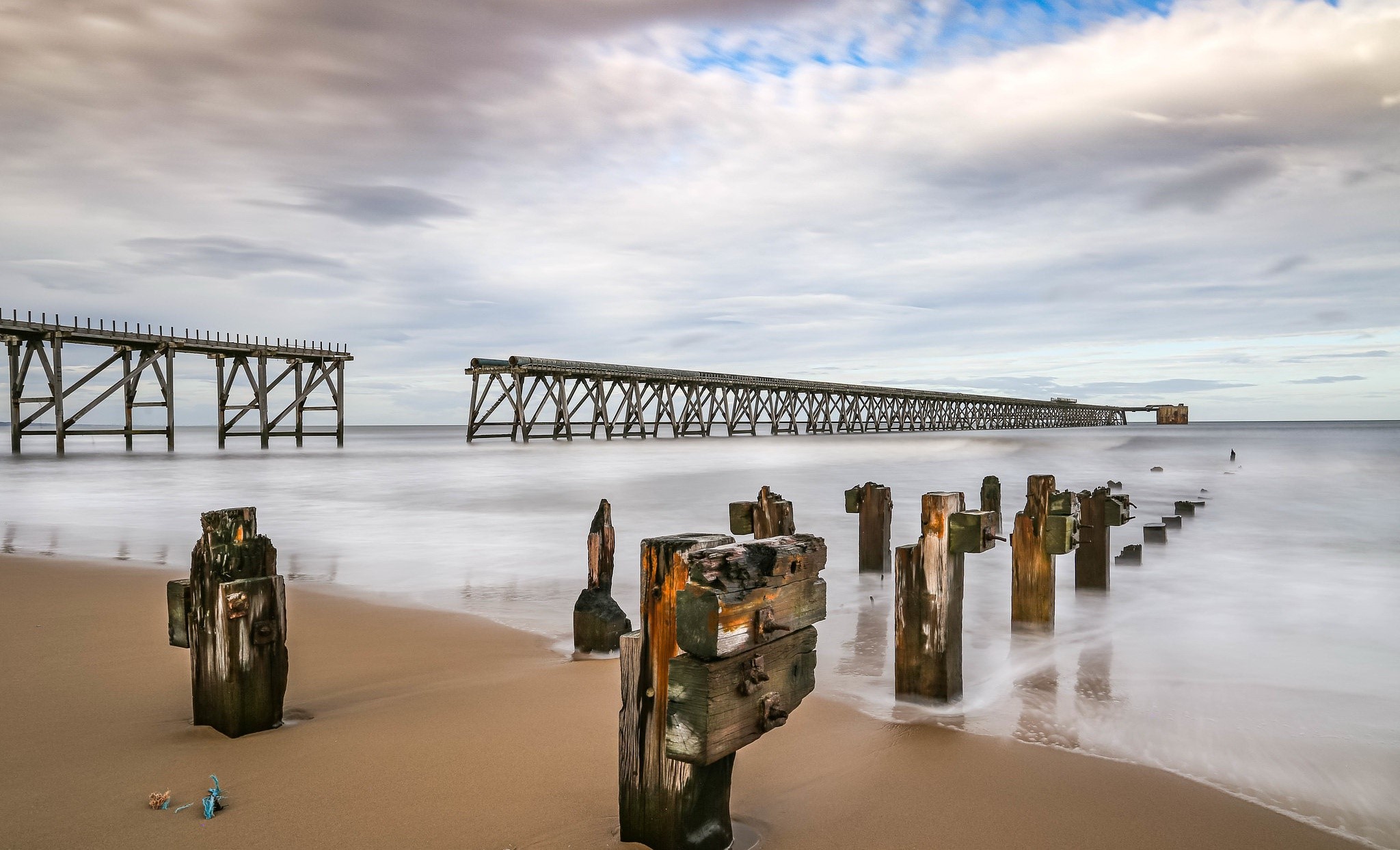 Ruined wooden pier on a beach in England HD Wallpaper