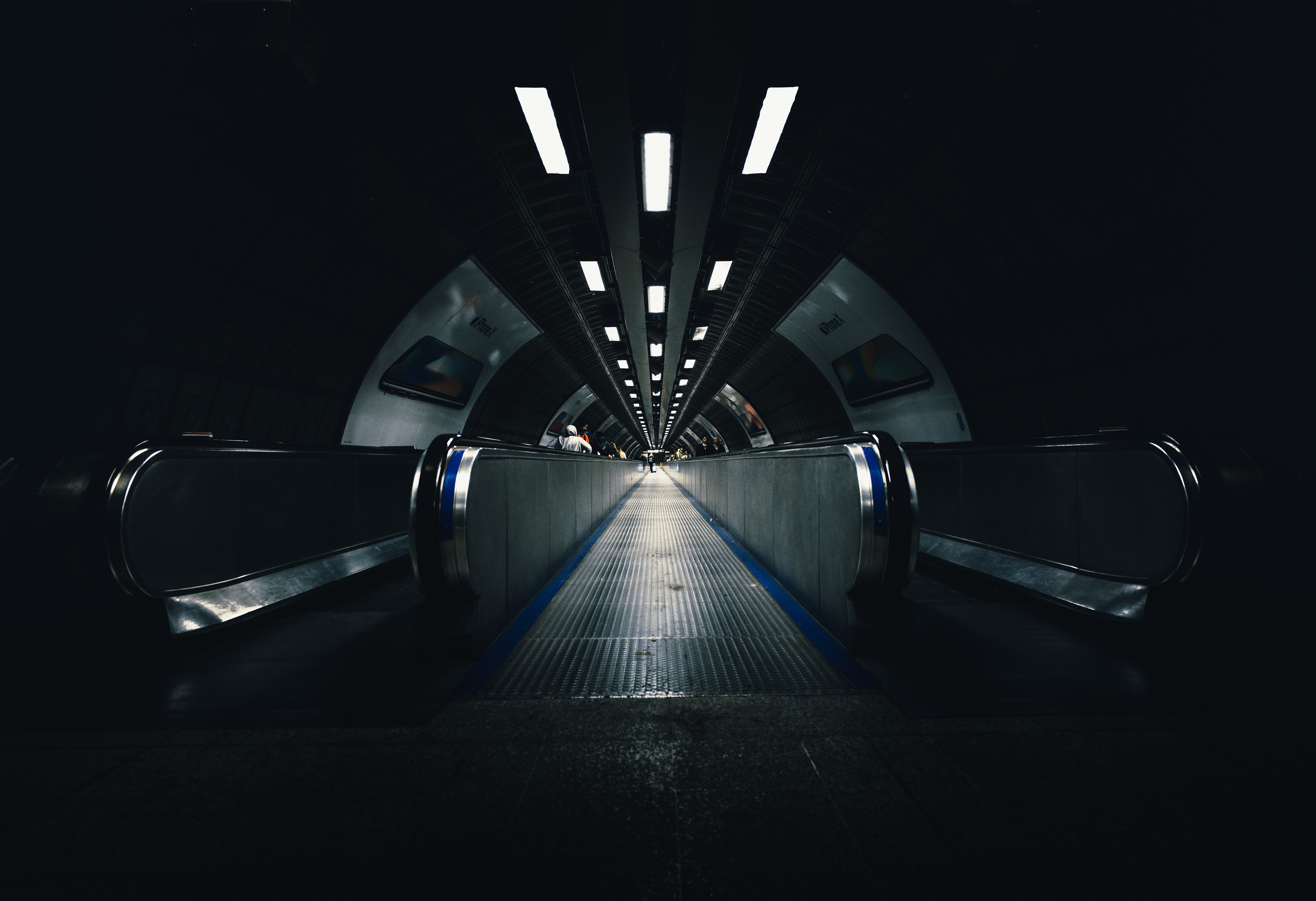 Escalator in a dark London Underground station HD Wallpaper