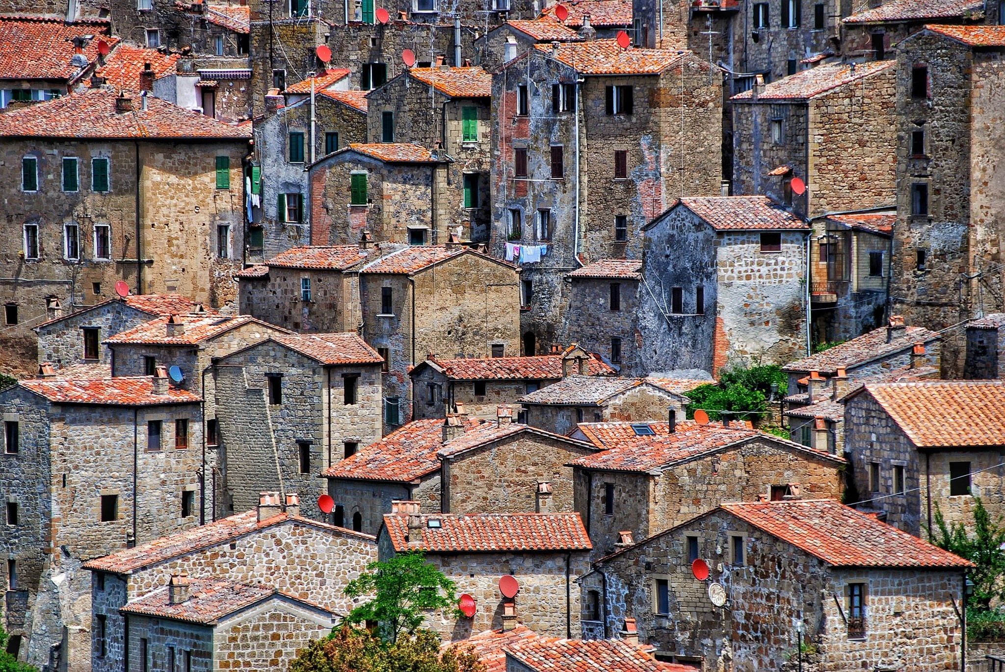 Italian town with stone buildings and red tile roofs HD Wallpaper
