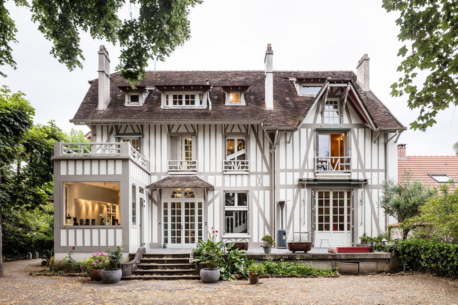 Half-timbered house with a balcony and garden HD Wallpaper