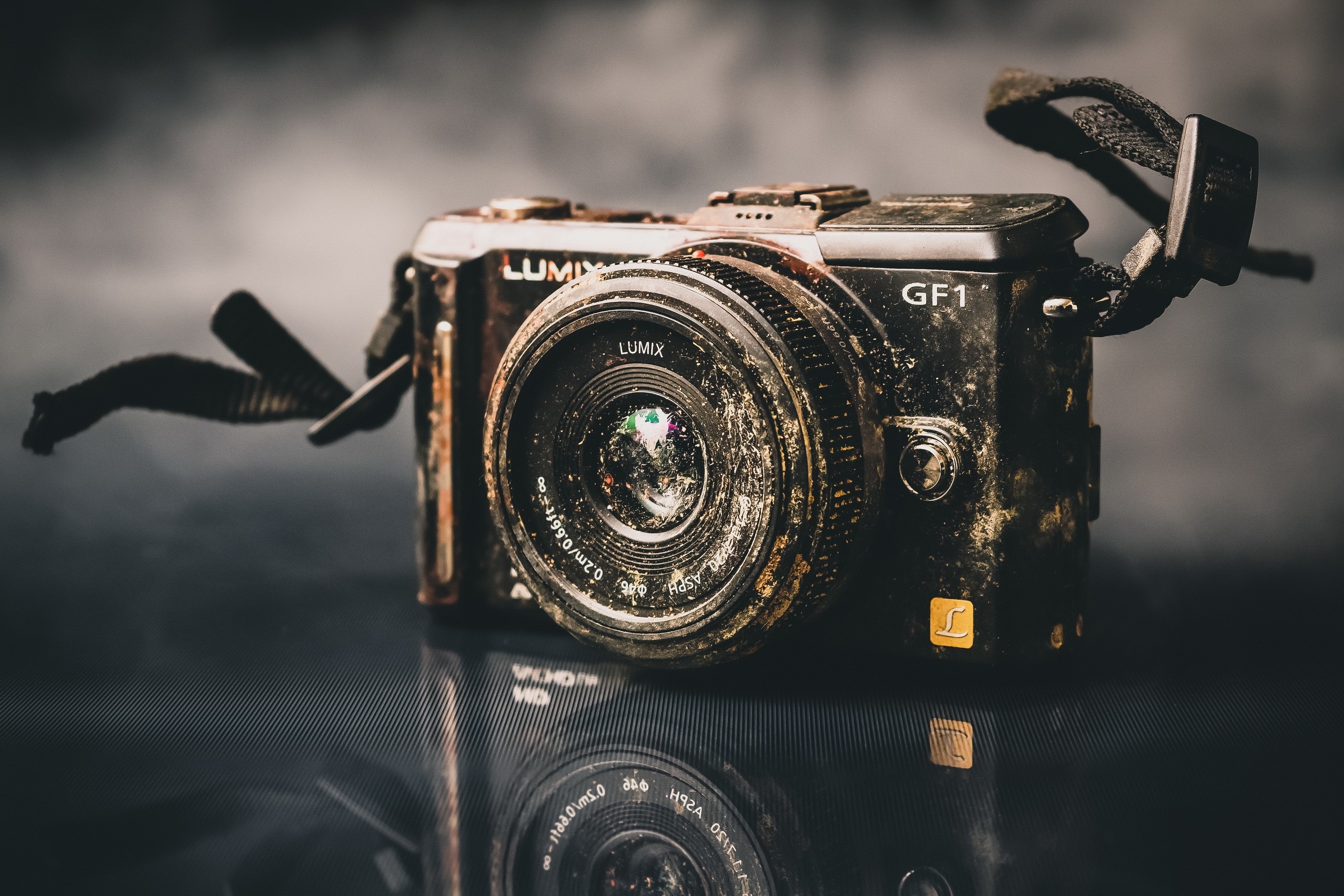 Panasonic Lumix GF1 camera with lens HD Wallpaper