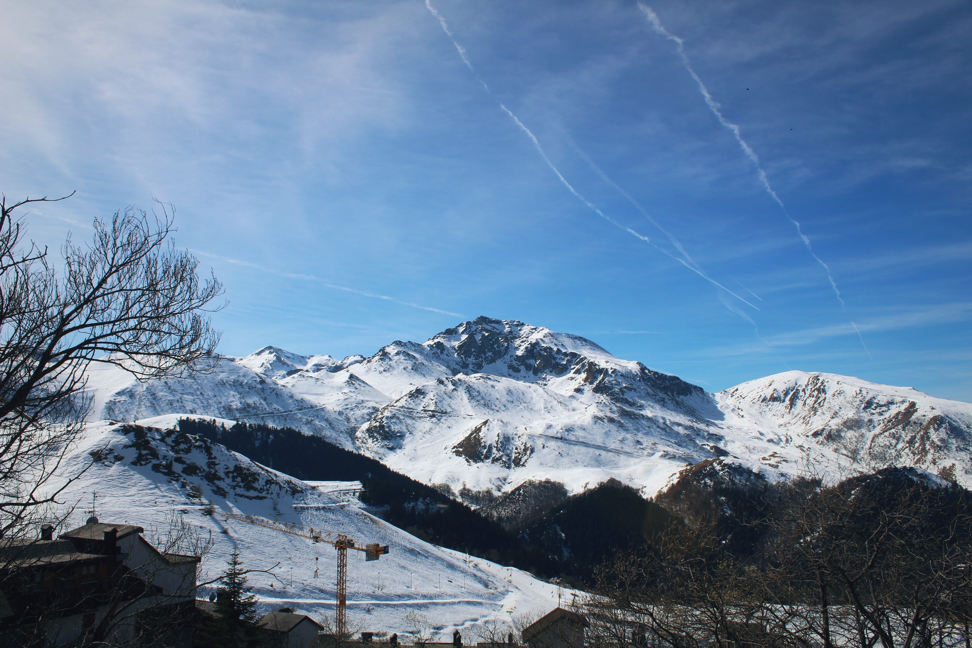 Snowy mountains and a crane in Italy HD Wallpaper