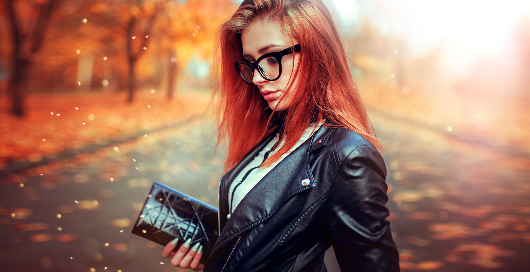Redhead woman with glasses holding a clutch bag HD Wallpaper