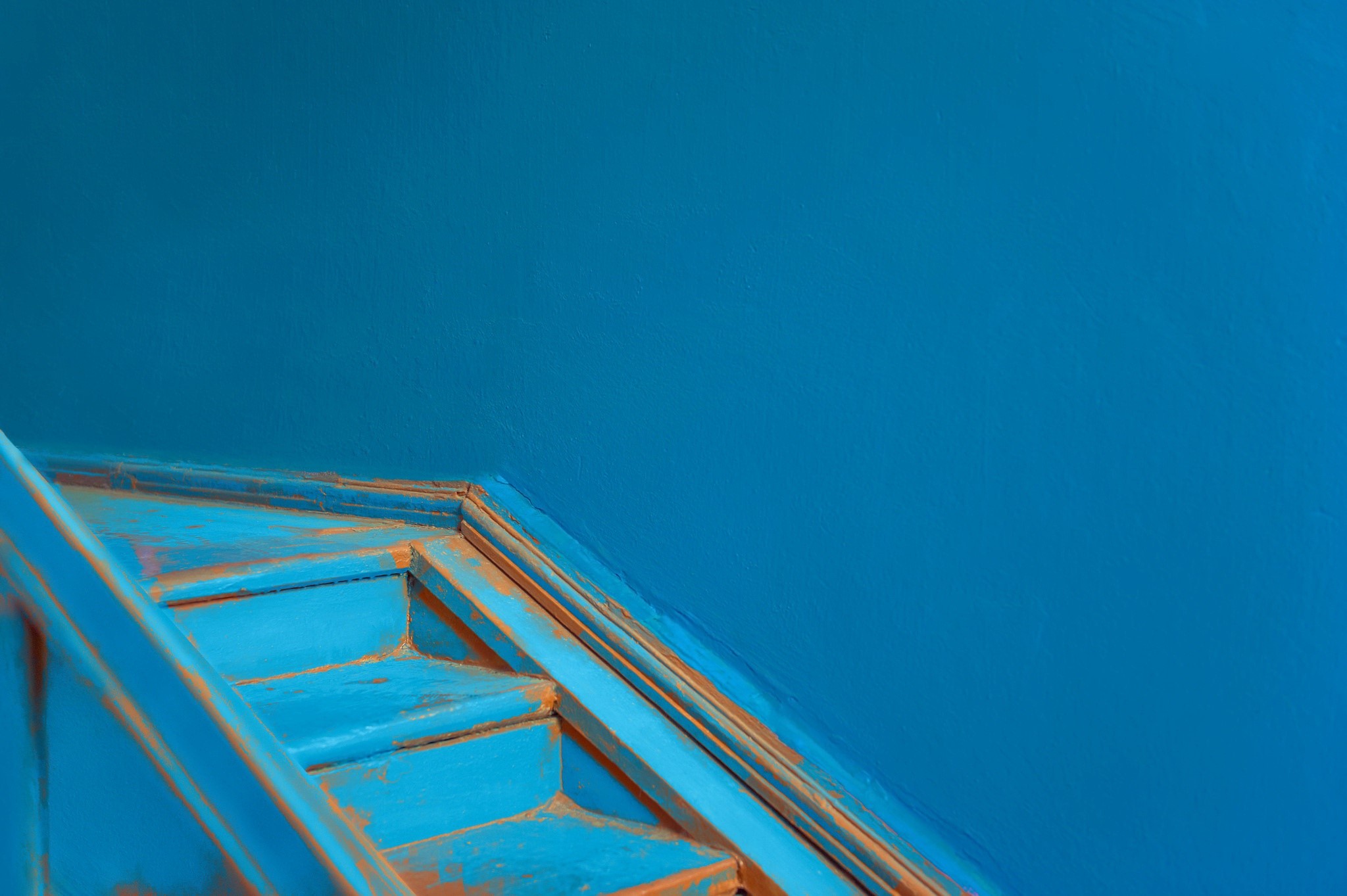 Blue stairs against a blue wall HD Wallpaper