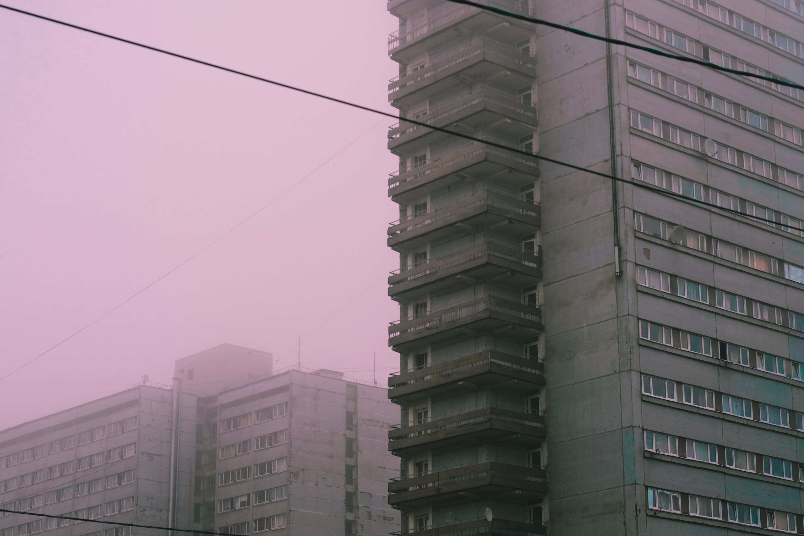 Apartment buildings in the mist HD Wallpaper