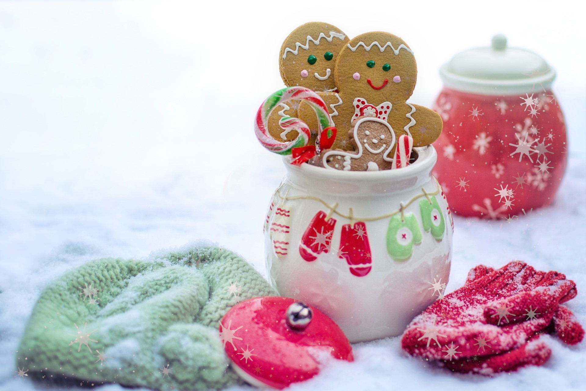 Christmas gingerbread cookies and candy in a jar HD Wallpaper