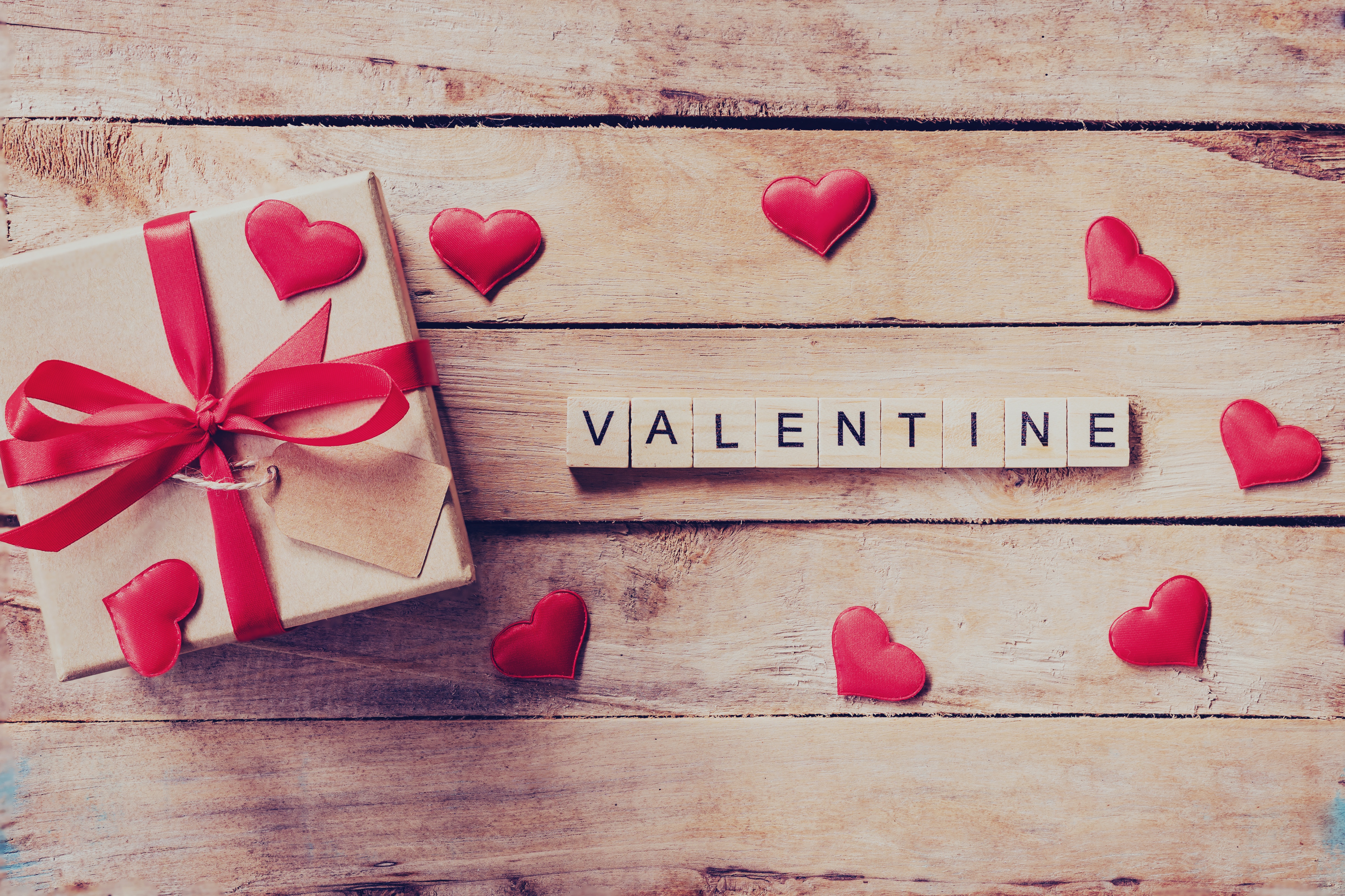 Valentine's Day gift with red hearts HD Wallpaper
