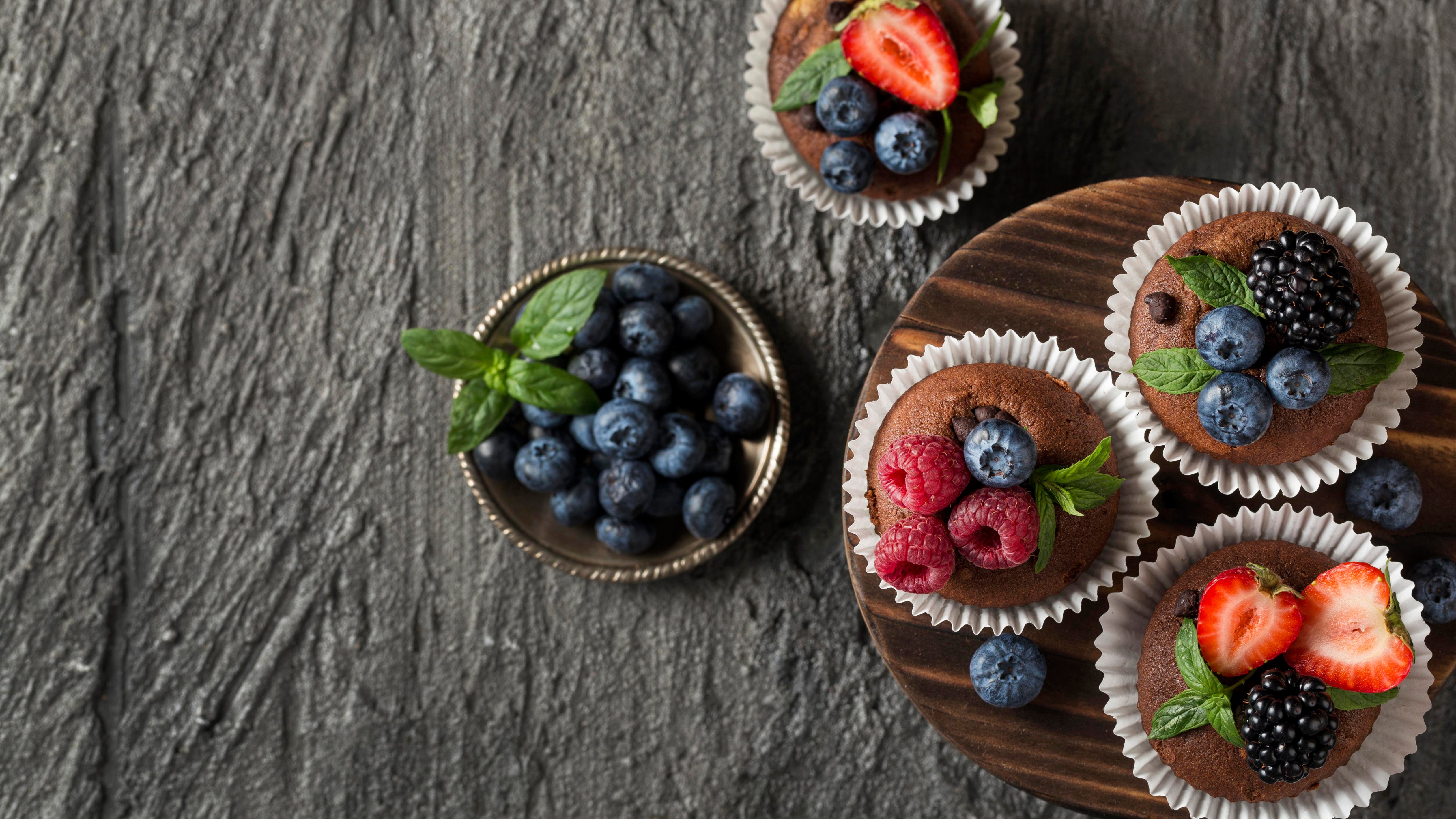 Chocolate cupcakes with berries and mint HD Wallpaper