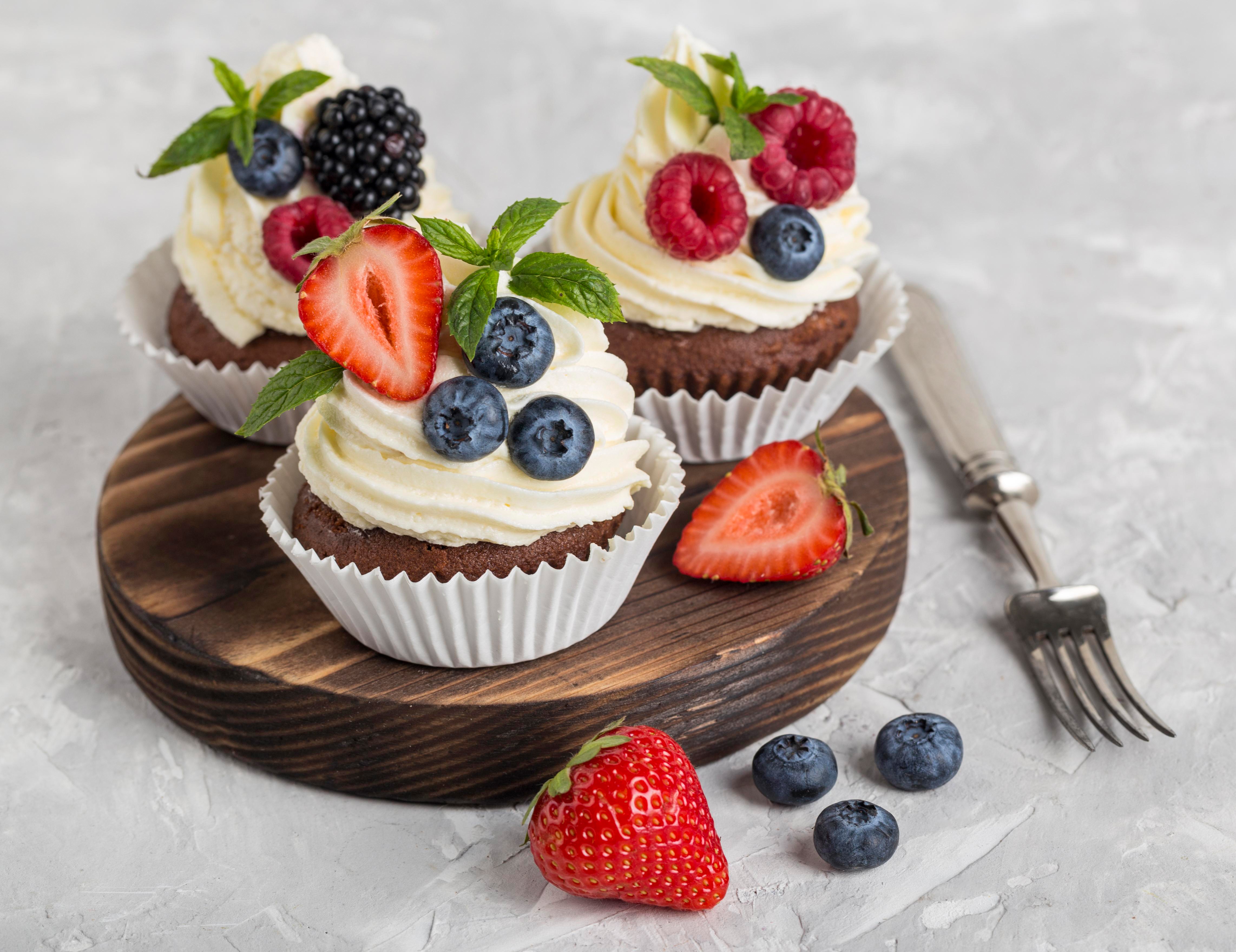Chocolate Cupcakes with Berries and Cream HD Wallpaper