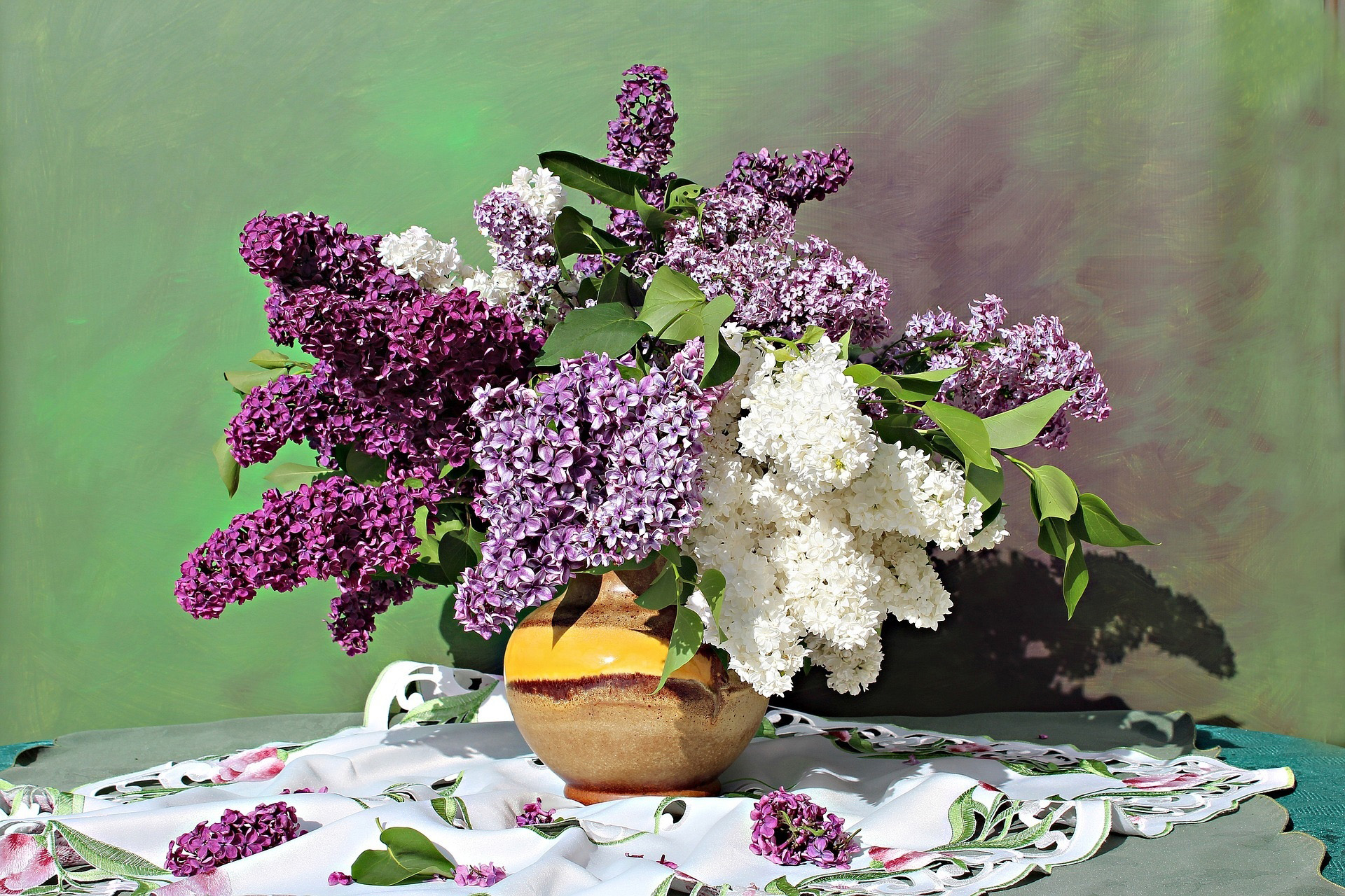 Still life of a vase with lilacs HD Wallpaper