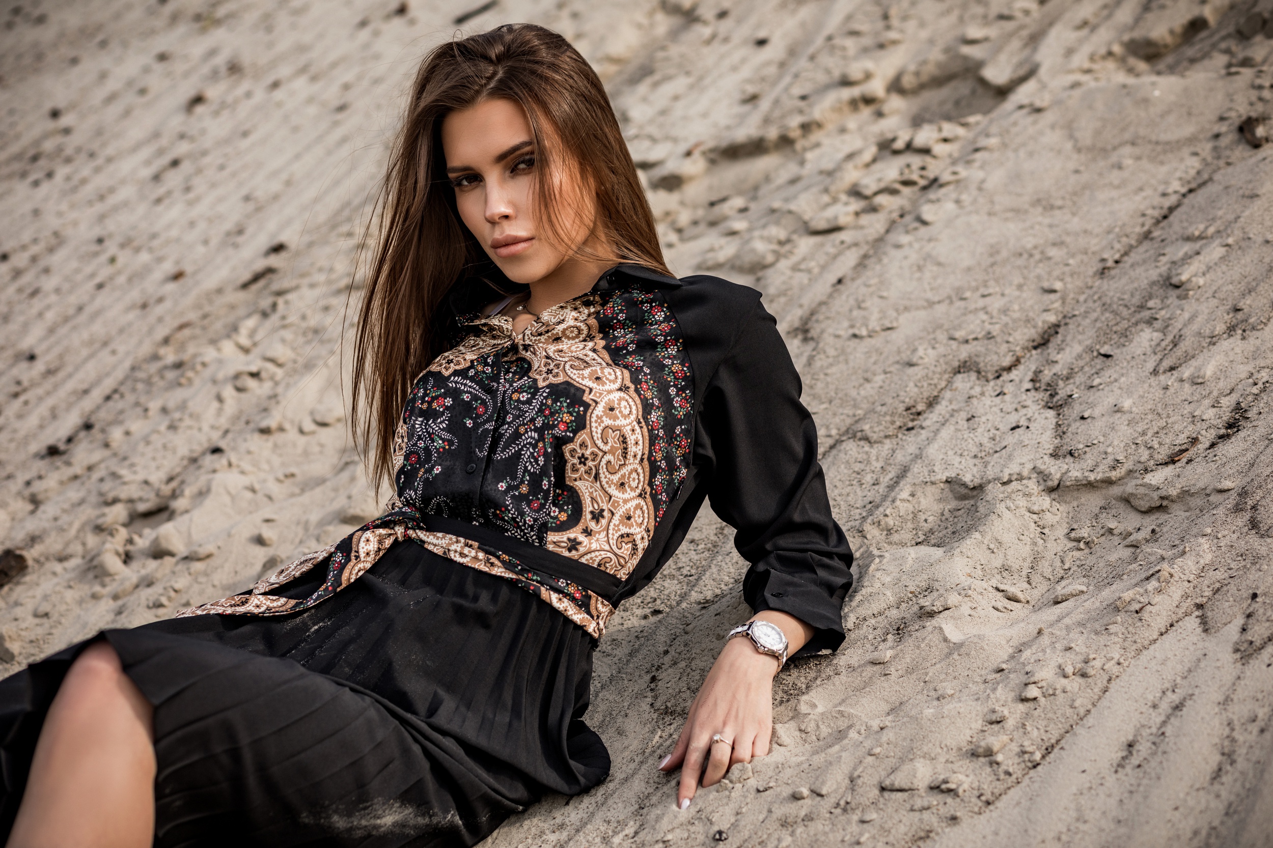 Brunette woman in a black dress on sand HD Wallpaper