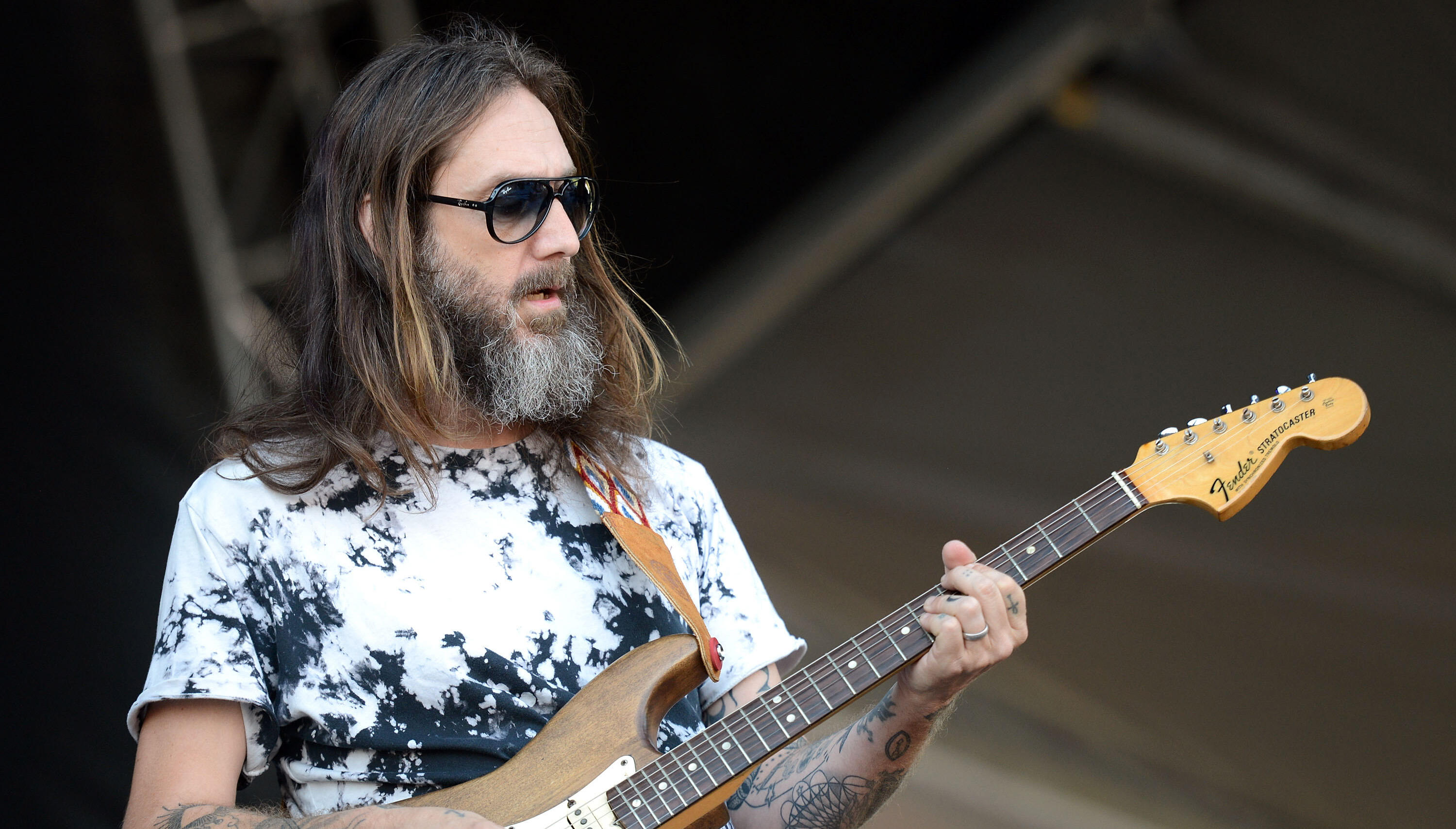 Chris Robinson playing Fender Stratocaster guitar HD Wallpaper