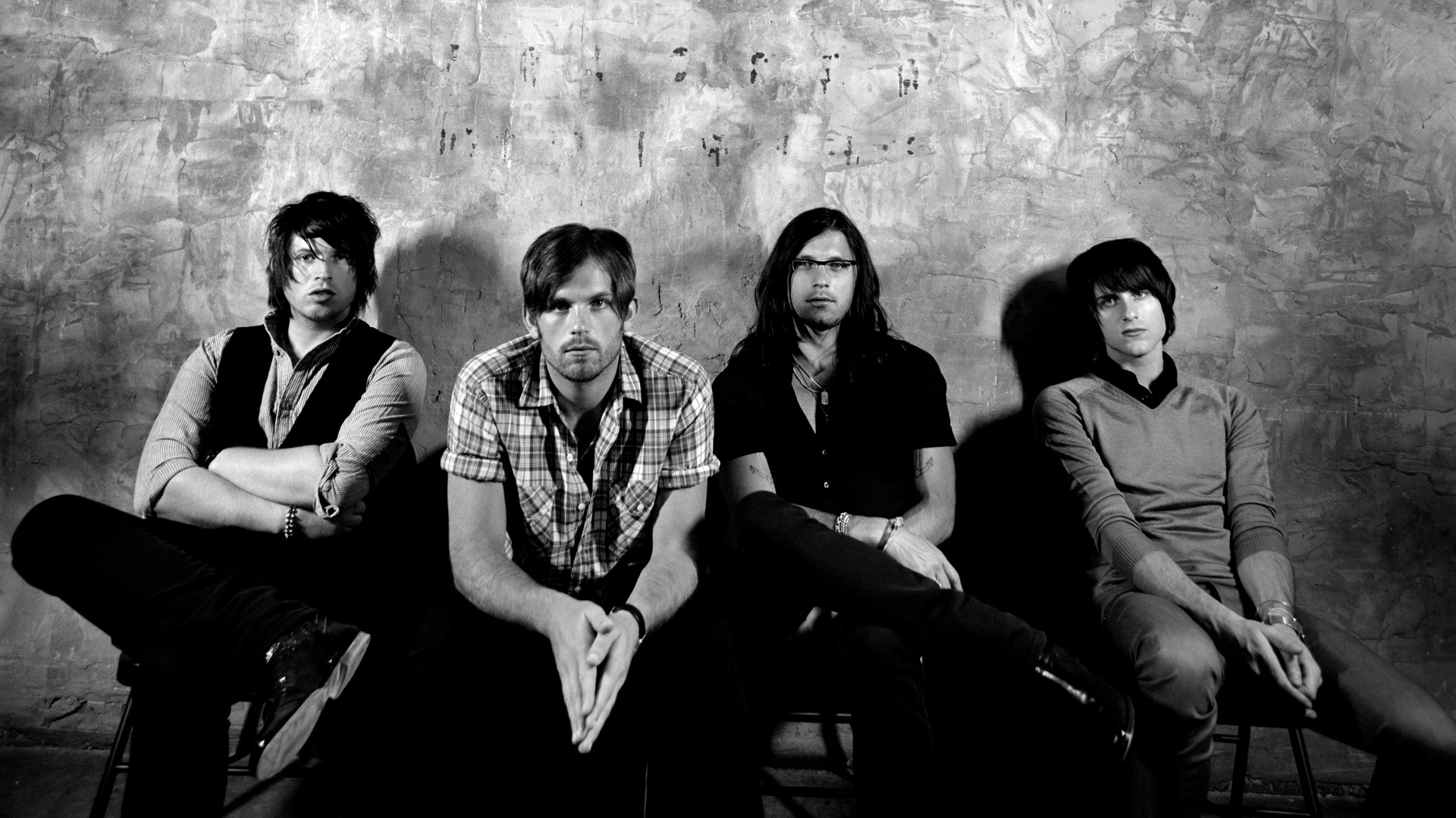 Kings Of Leon band members sitting HD Wallpaper